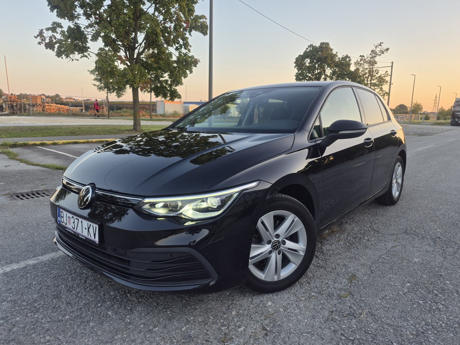 VW Golf 8 2,0 TDI,VLASNIK, SERVISNA, 150 KONJA,RUČNI MJENJAČ,IQ LIGH ., pogled izvana - slika 1