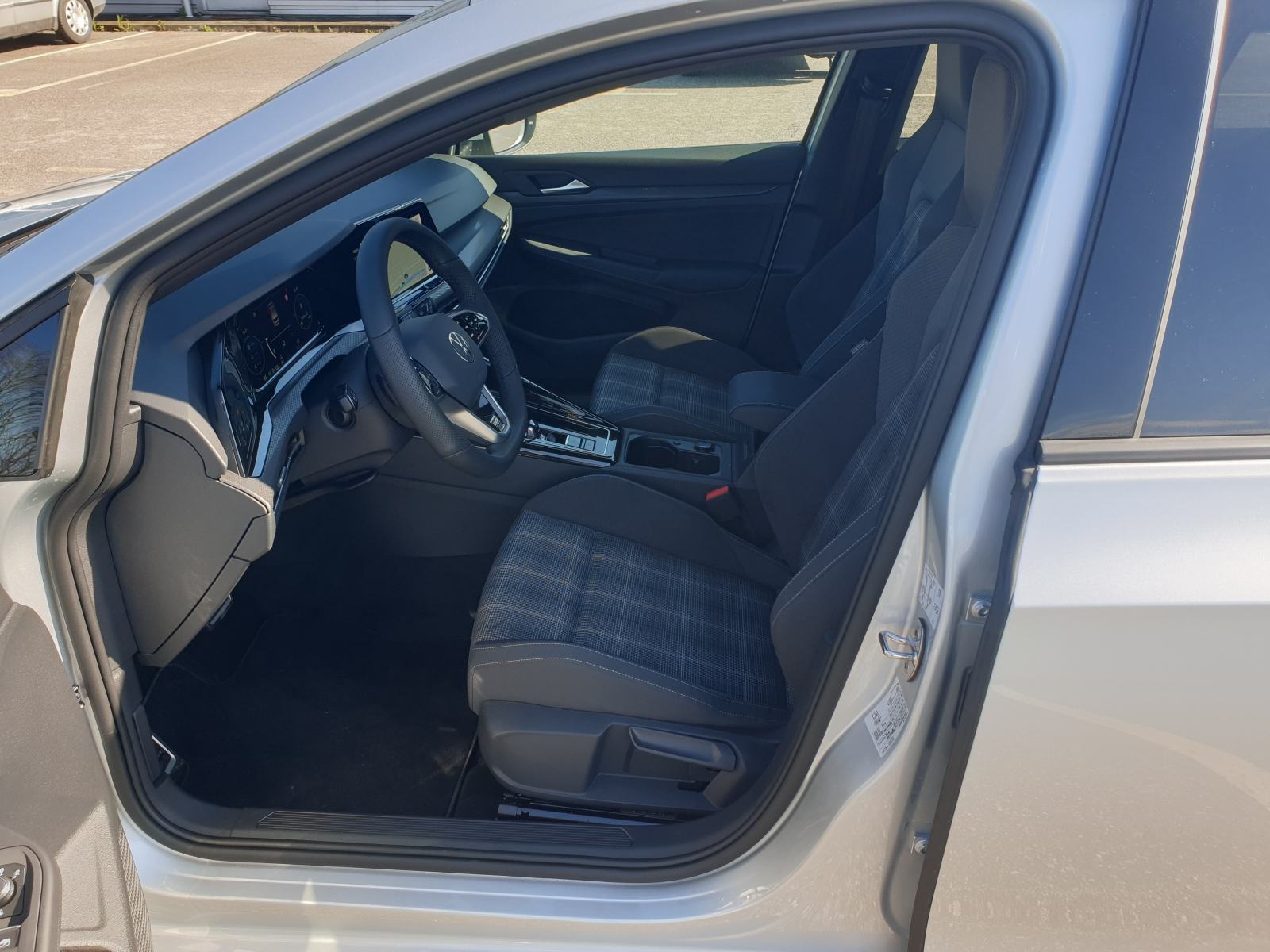 VW Golf 8 GTD DSG 200 KS ✅ Reg do 3/27 ✅ 1. vlasnik ✅ PDV ✅ Navigacija, fotografija 8