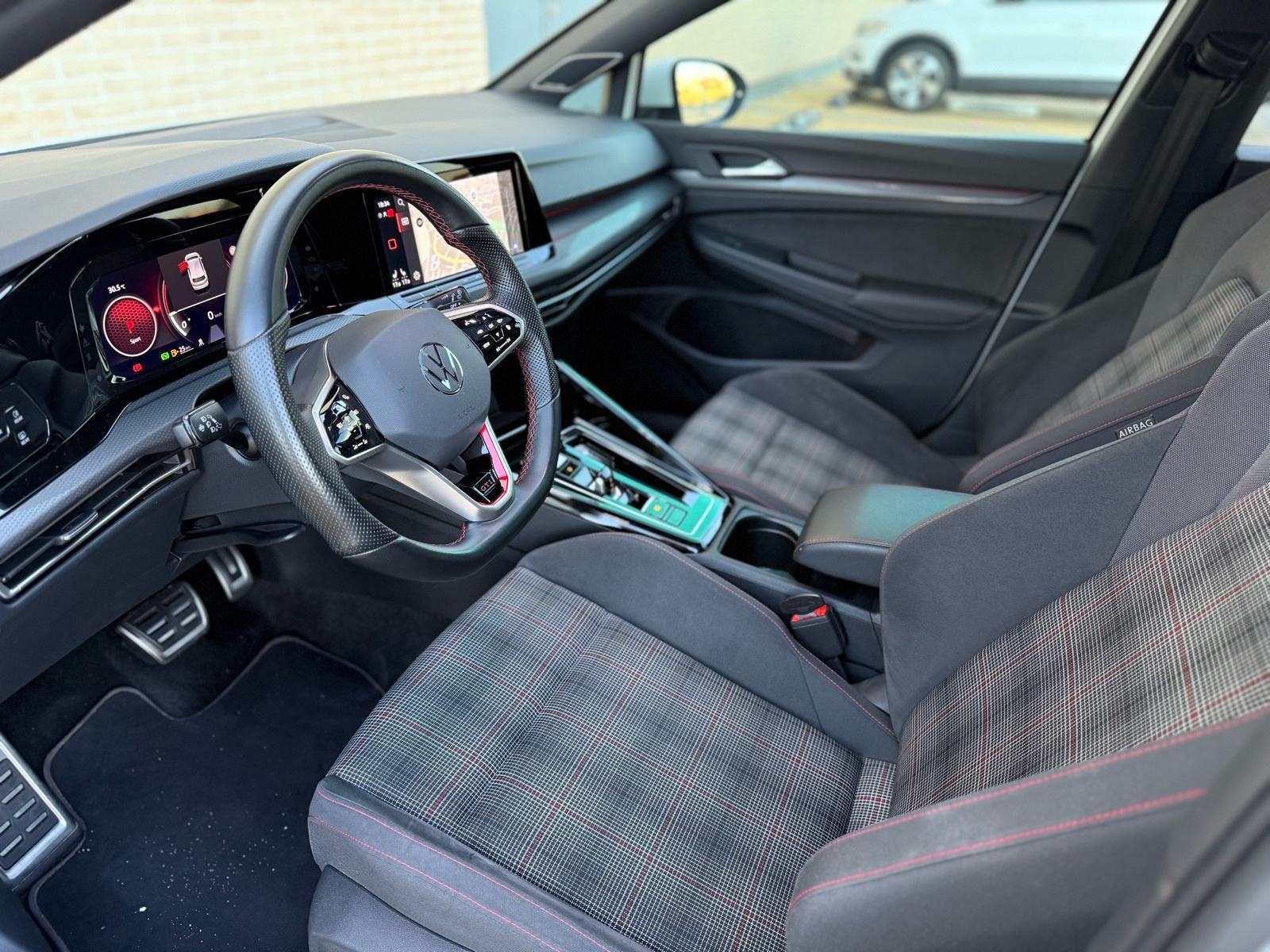 VW Golf 8 GTI•IQ LED•HARMAN KARDON•DSG•PANORAMA•40Tkm•KAO NOV•, fotografija 16