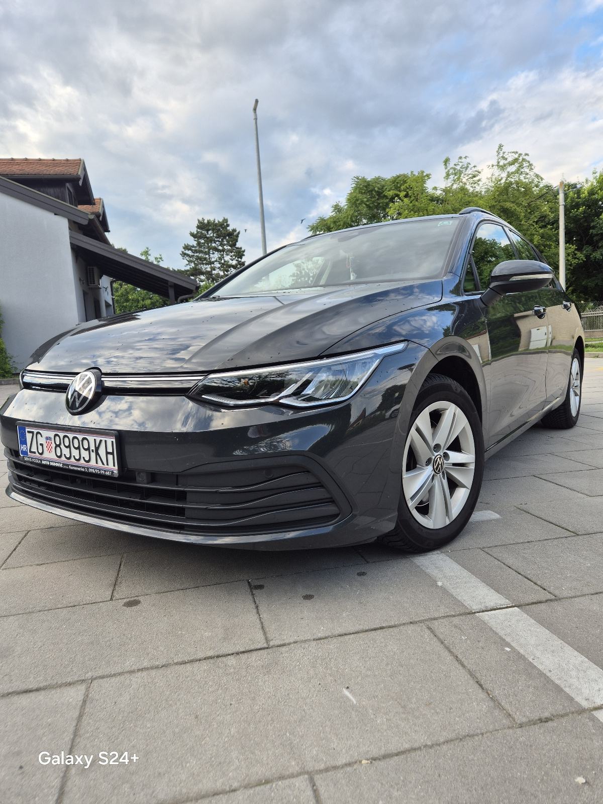 VW Golf 8 Variant 2.0, pogled izvana - slika 1