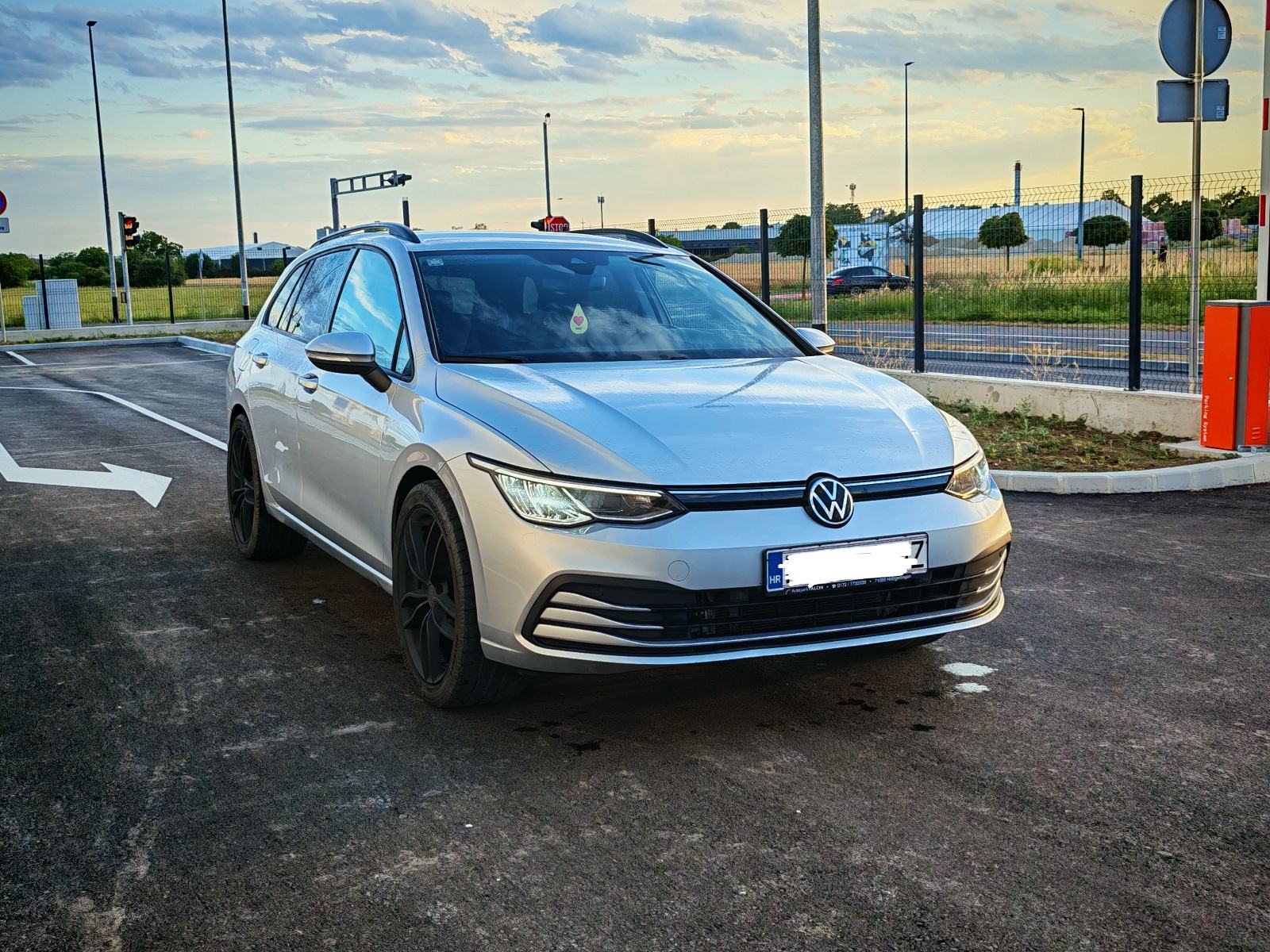 VW Golf 8 Variant 2.0 TDi, Life oprema, LED, Virtual, 5/2027, Odlican, fotografija 3