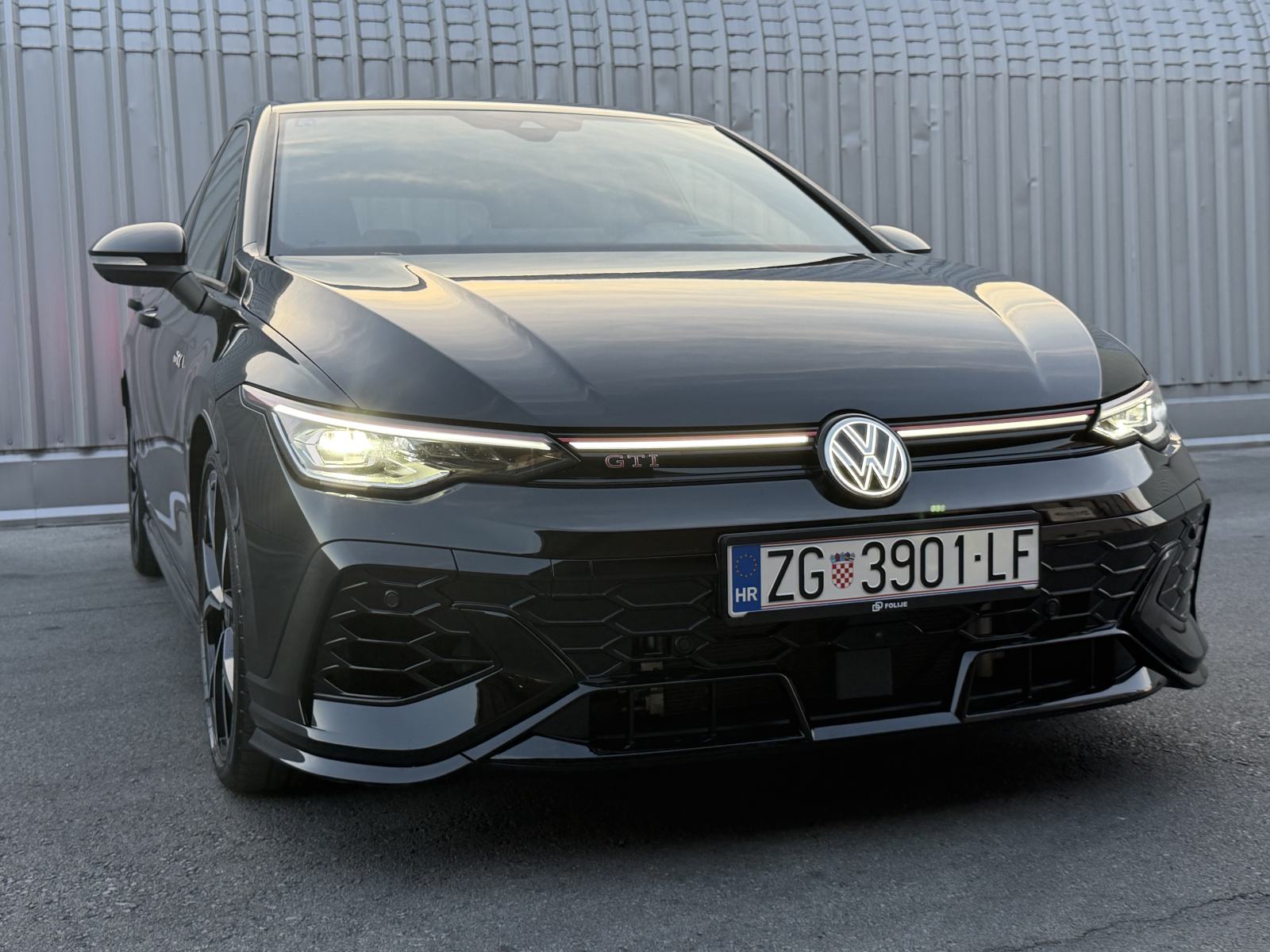 VW Golf 8.5 GTI CLUB SPORT, FACELIFT, 5g JAMSTVO, HUD, IQ LED, LASER, fotografija 4