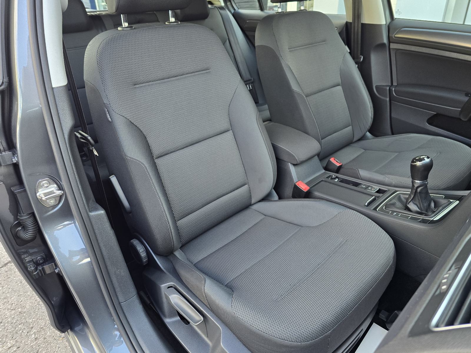 VW Golf VII 1.6 TDI - 2017 - 180000km - GARANCIJA - SERVIS - REG 1 GOD, fotografija 18