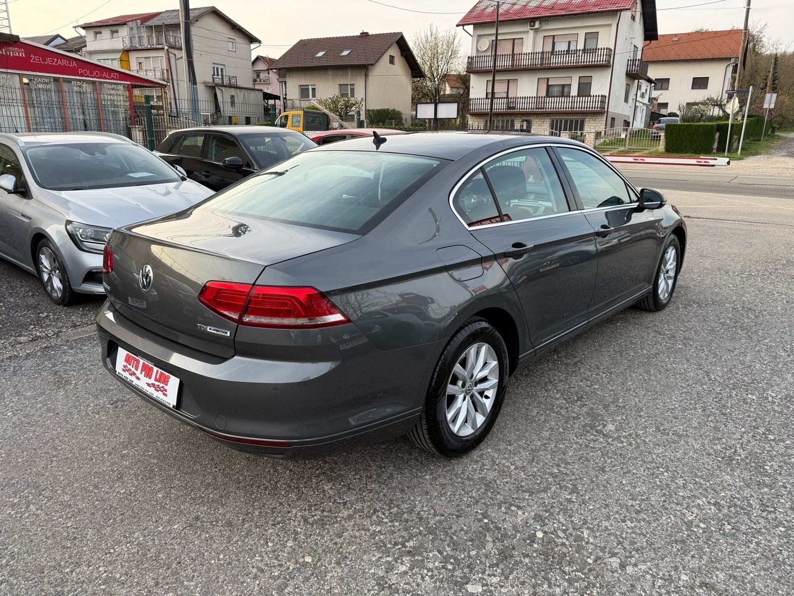 VW Passat 1.6 TDI Bluemotion // 1.Vlasnik - 2015.g - 158.000km, fotografija 4