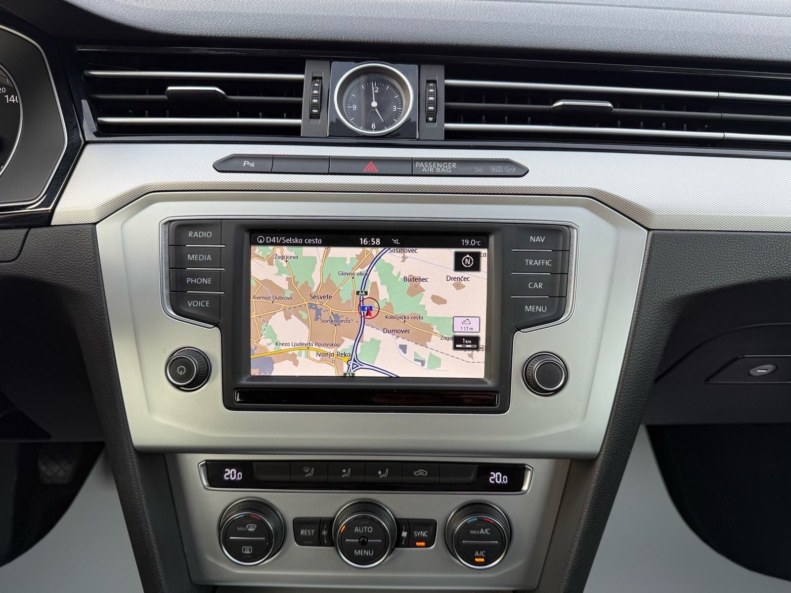 VW Passat 1.6 TDI Bluemotion // 1.Vlasnik - 2015.g - 158.000km, fotografija 15