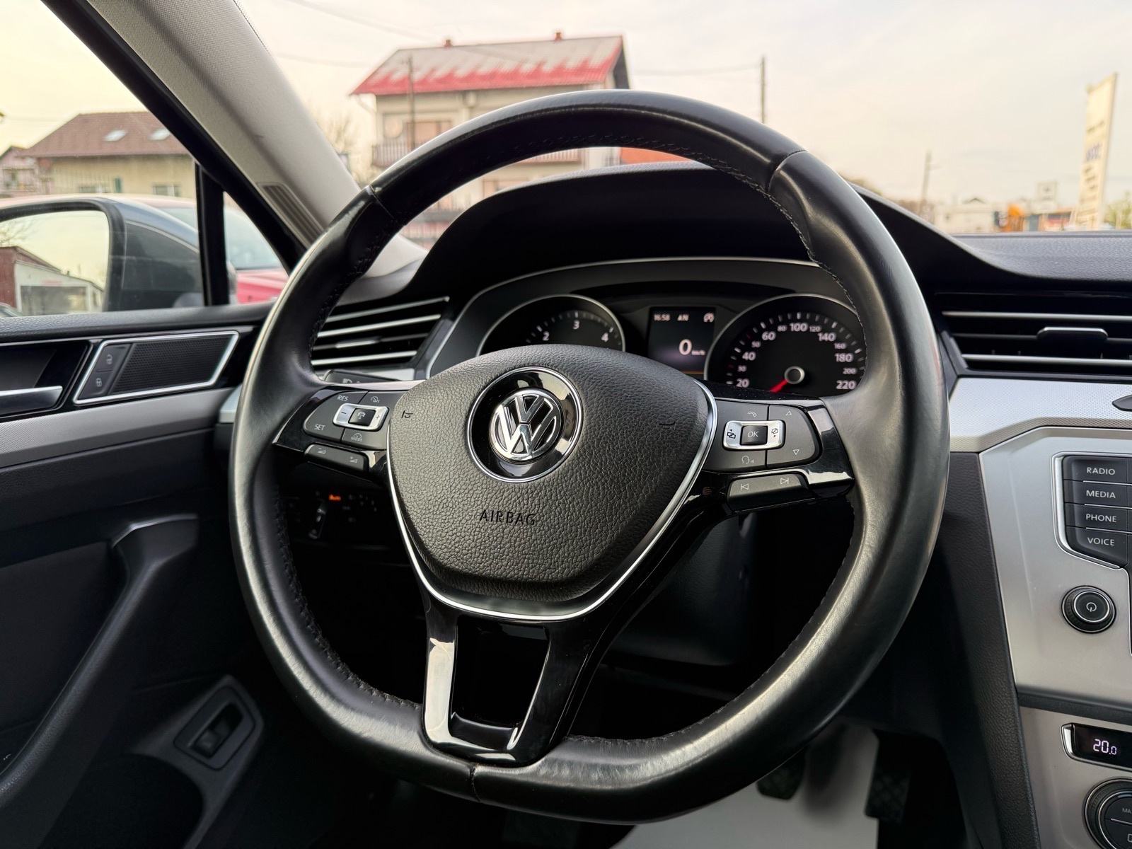 VW Passat 1.6 TDI Bluemotion // 1.Vlasnik - 2015.g - 158.000km, fotografija 13