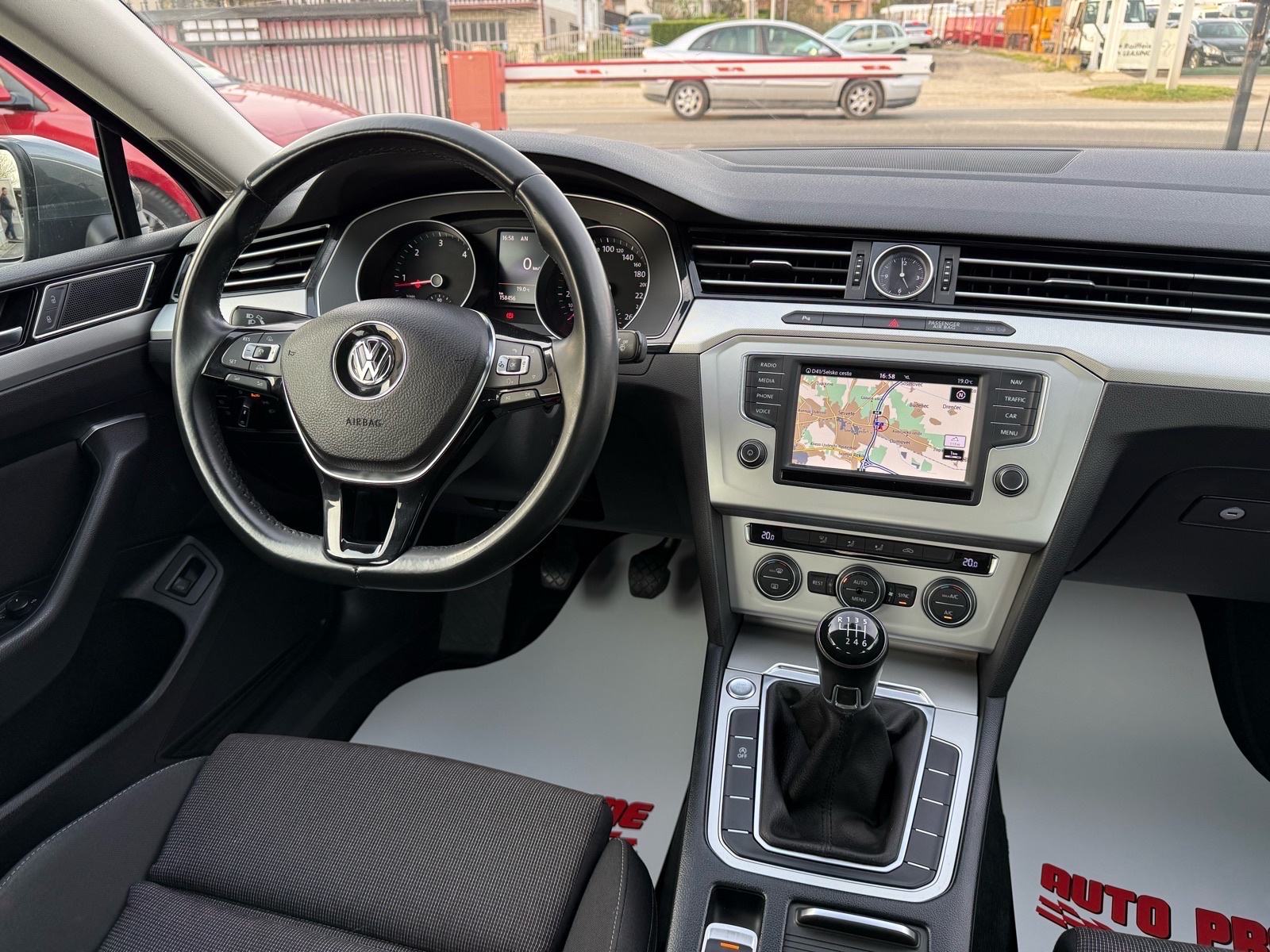 VW Passat 1.6 TDI Bluemotion // 1.Vlasnik - 2015.g - 158.000km, fotografija 12