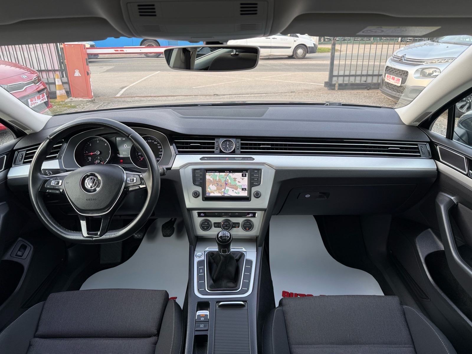 VW Passat 1.6 TDI Bluemotion // 1.Vlasnik - 2015.g - 158.000km, fotografija 10