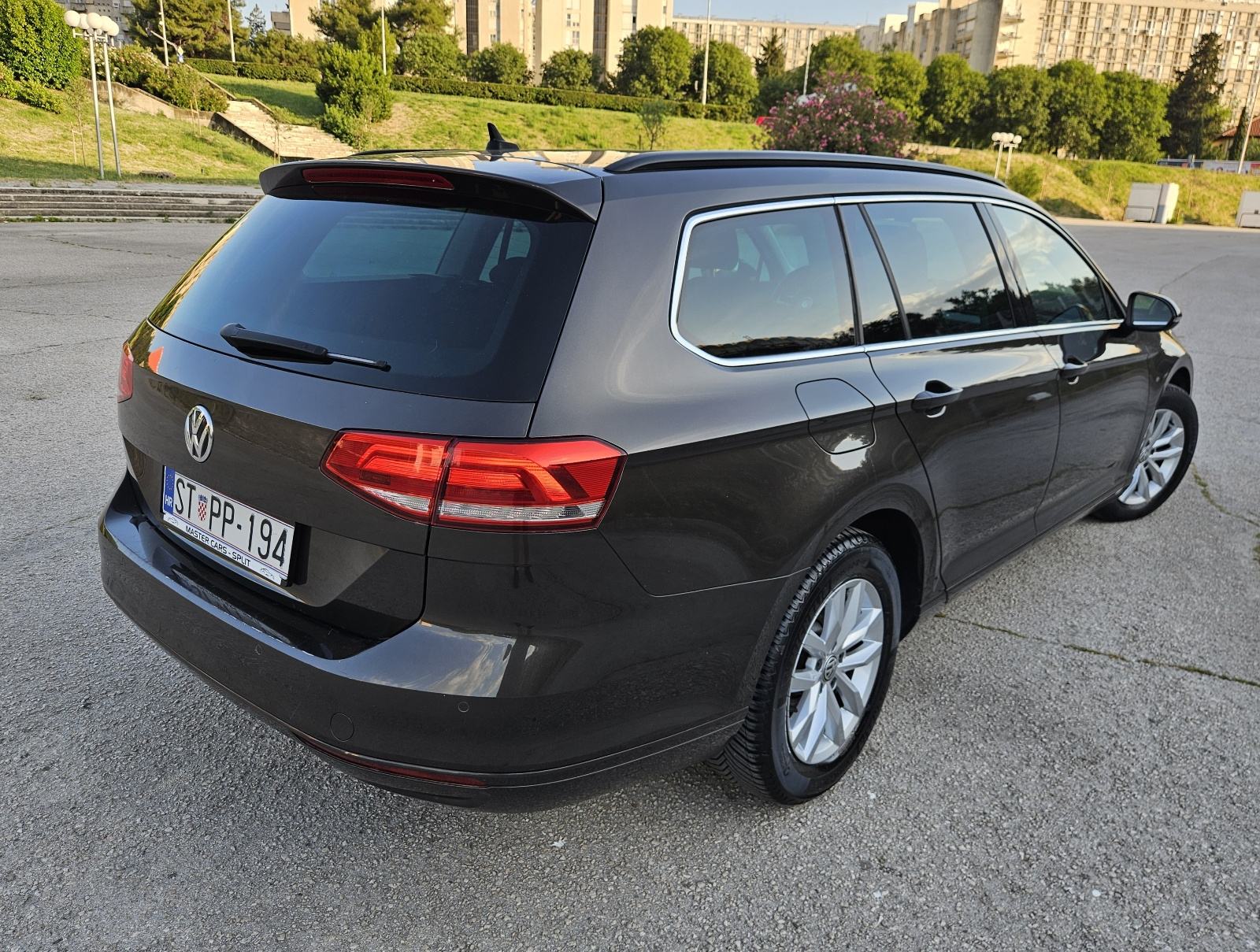 VW PASSAT 1,6 TDI • COMFORLINE OPREMA • NOVI SERVIS • JAMSTVO, pogled izvana - slika 3