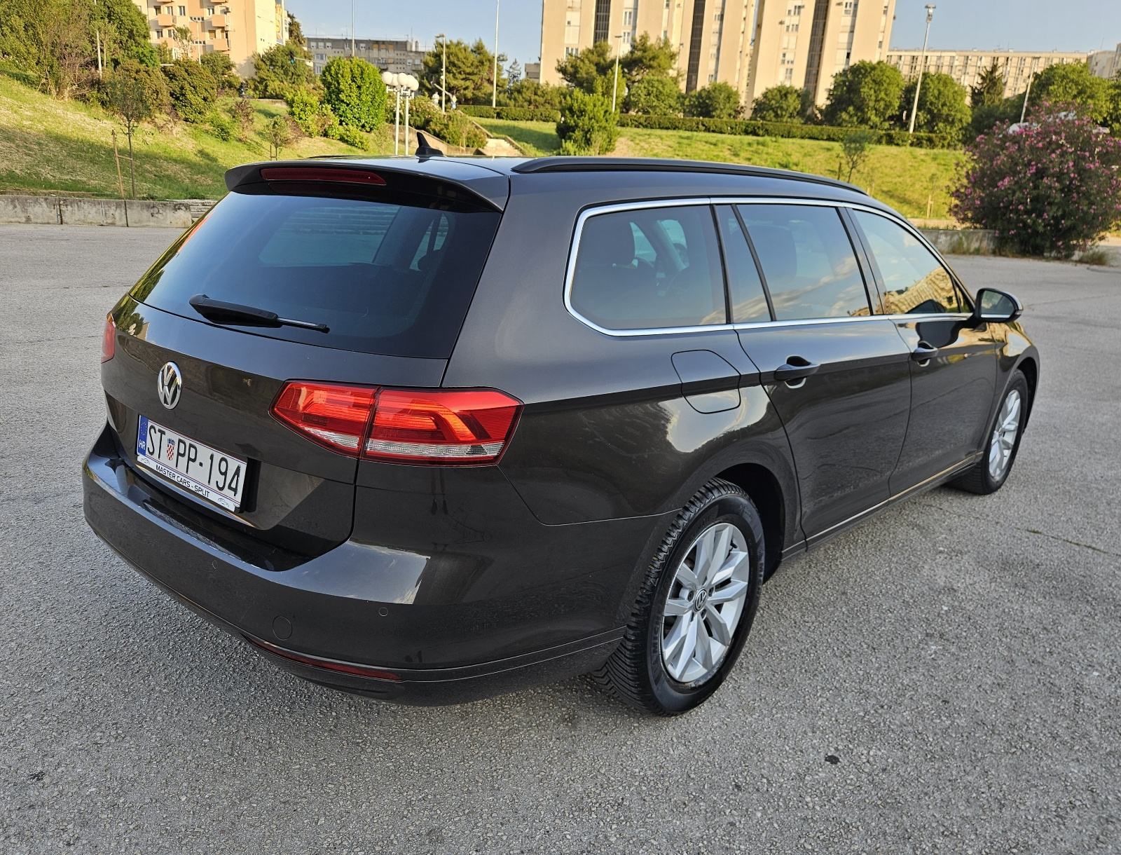 VW PASSAT 1,6 TDI • COMFORLINE OPREMA • NOVI SERVIS • JAMSTVO, fotografija 9