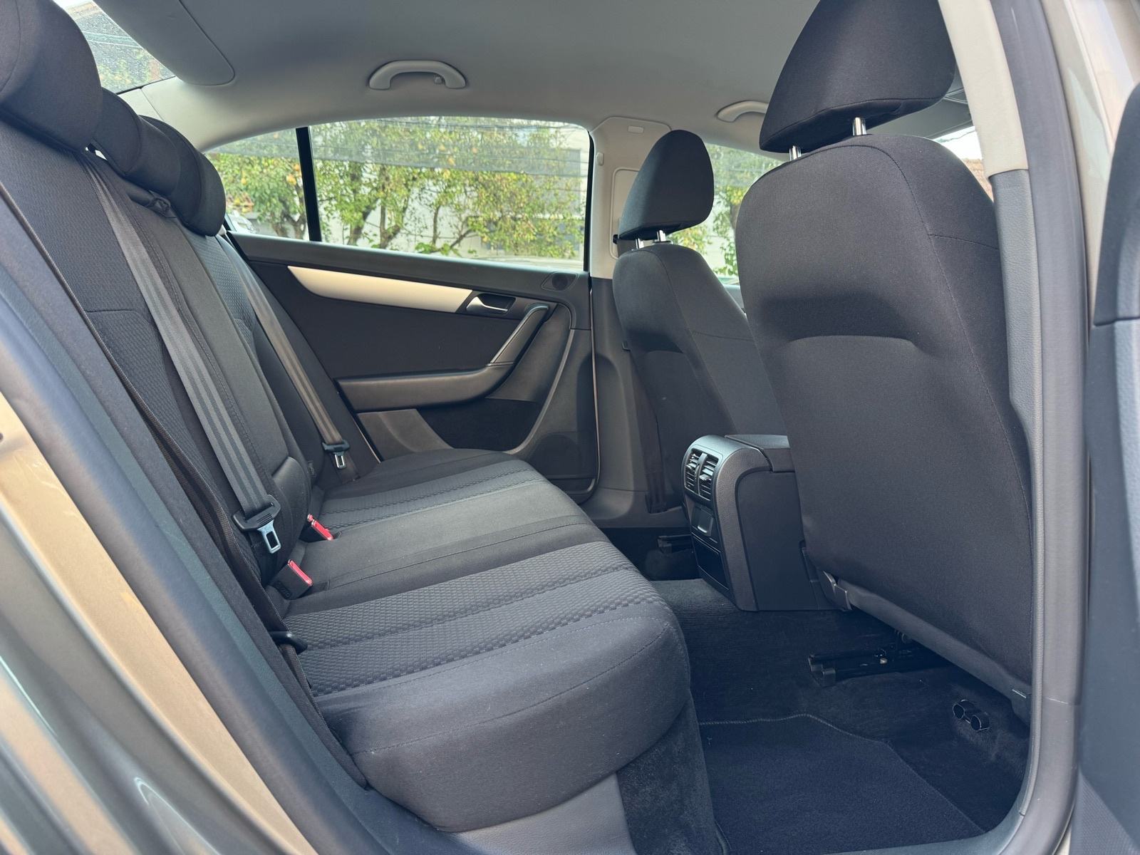 VW Passat 1,6 TDI LIMUZINA / HR VOZILO / NEMA PRIJENOSA / KLIMA, fotografija 13