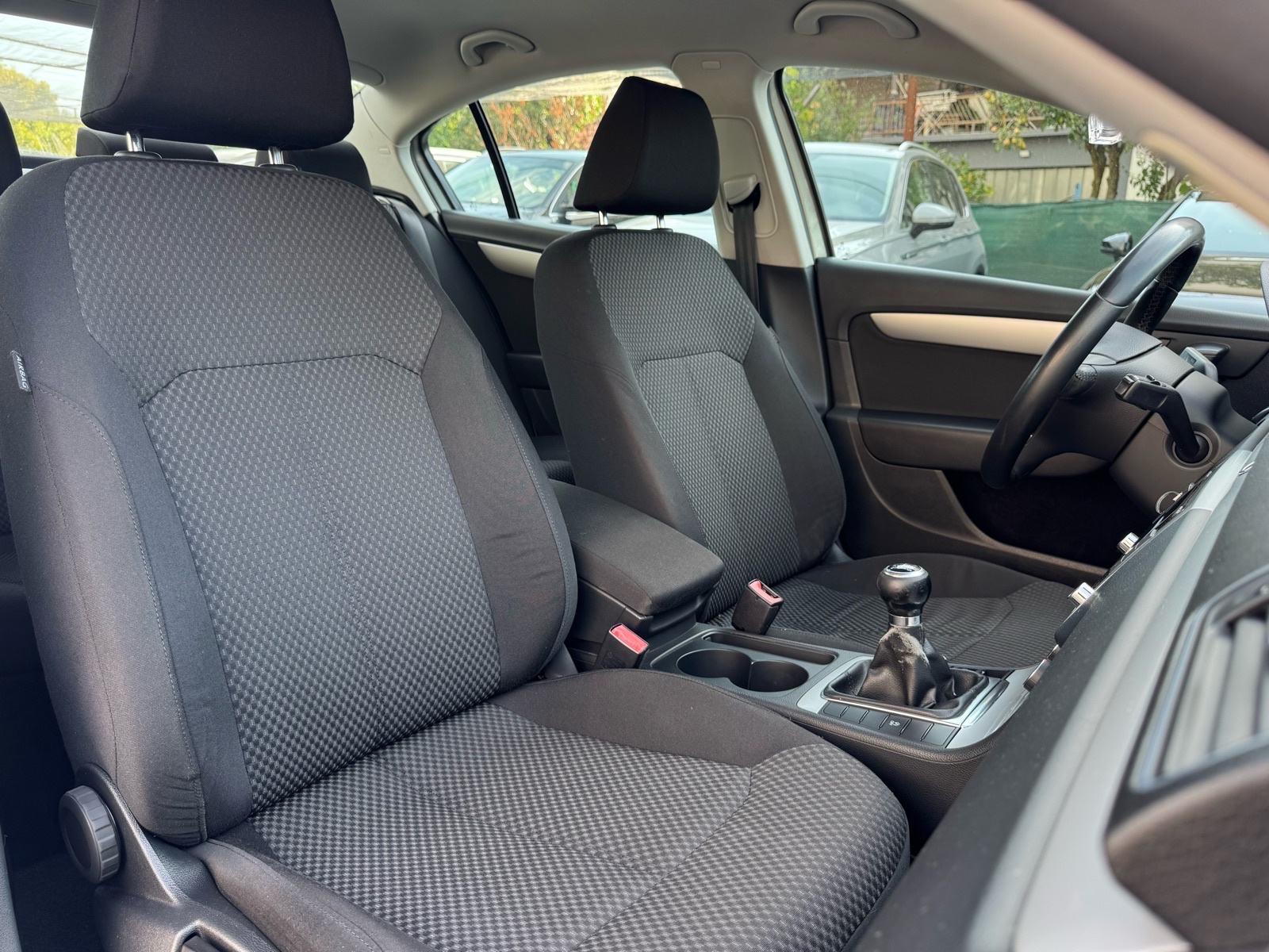 VW Passat 1,6 TDI LIMUZINA / HR VOZILO / NEMA PRIJENOSA / KLIMA, fotografija 16