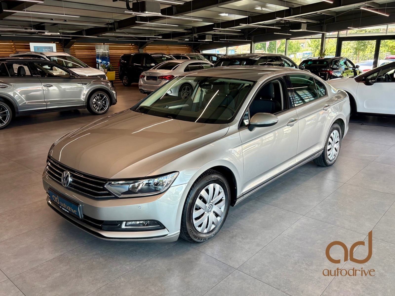 VW Passat 1,6 TDI NAVI • KLIMA • TEMPOMAT • AUTOKREDIT, fotografija 1