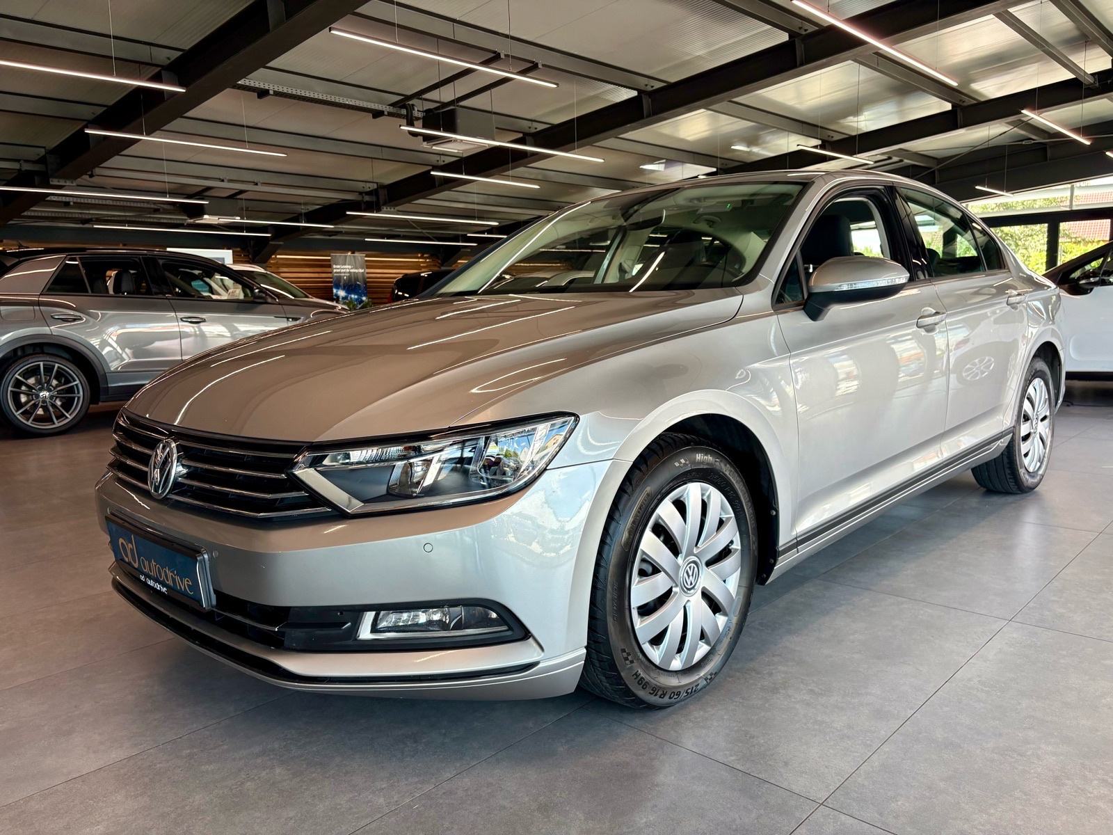 VW Passat 1,6 TDI NAVI • KLIMA • TEMPOMAT • AUTOKREDIT, fotografija 2