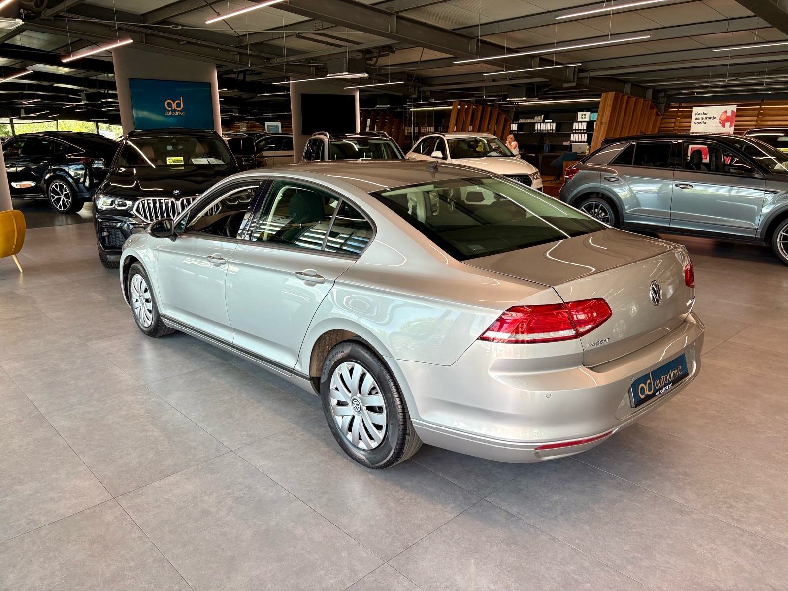 VW Passat 1,6 TDI NAVI • KLIMA • TEMPOMAT • AUTOKREDIT, fotografija 5