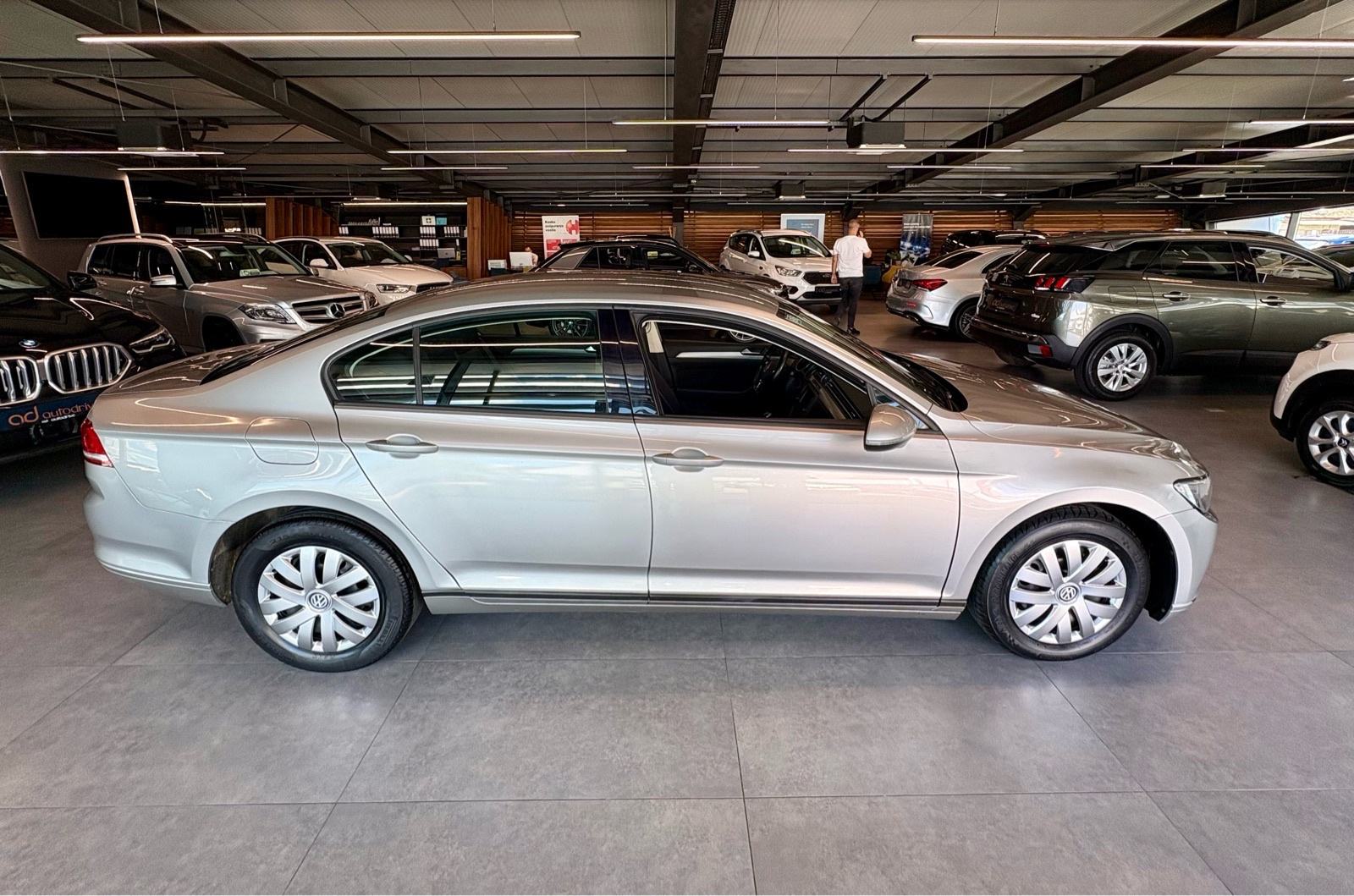 VW Passat 1,6 TDI NAVI • KLIMA • TEMPOMAT • AUTOKREDIT, fotografija 8