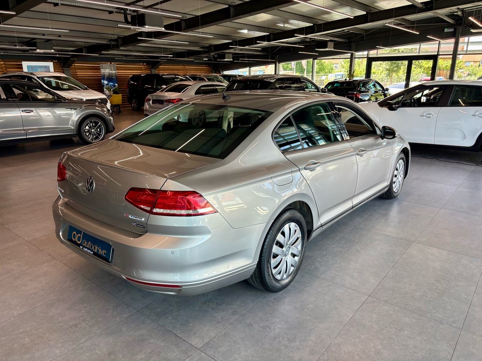 VW Passat 1,6 TDI NAVI • KLIMA • TEMPOMAT • AUTOKREDIT, fotografija 7