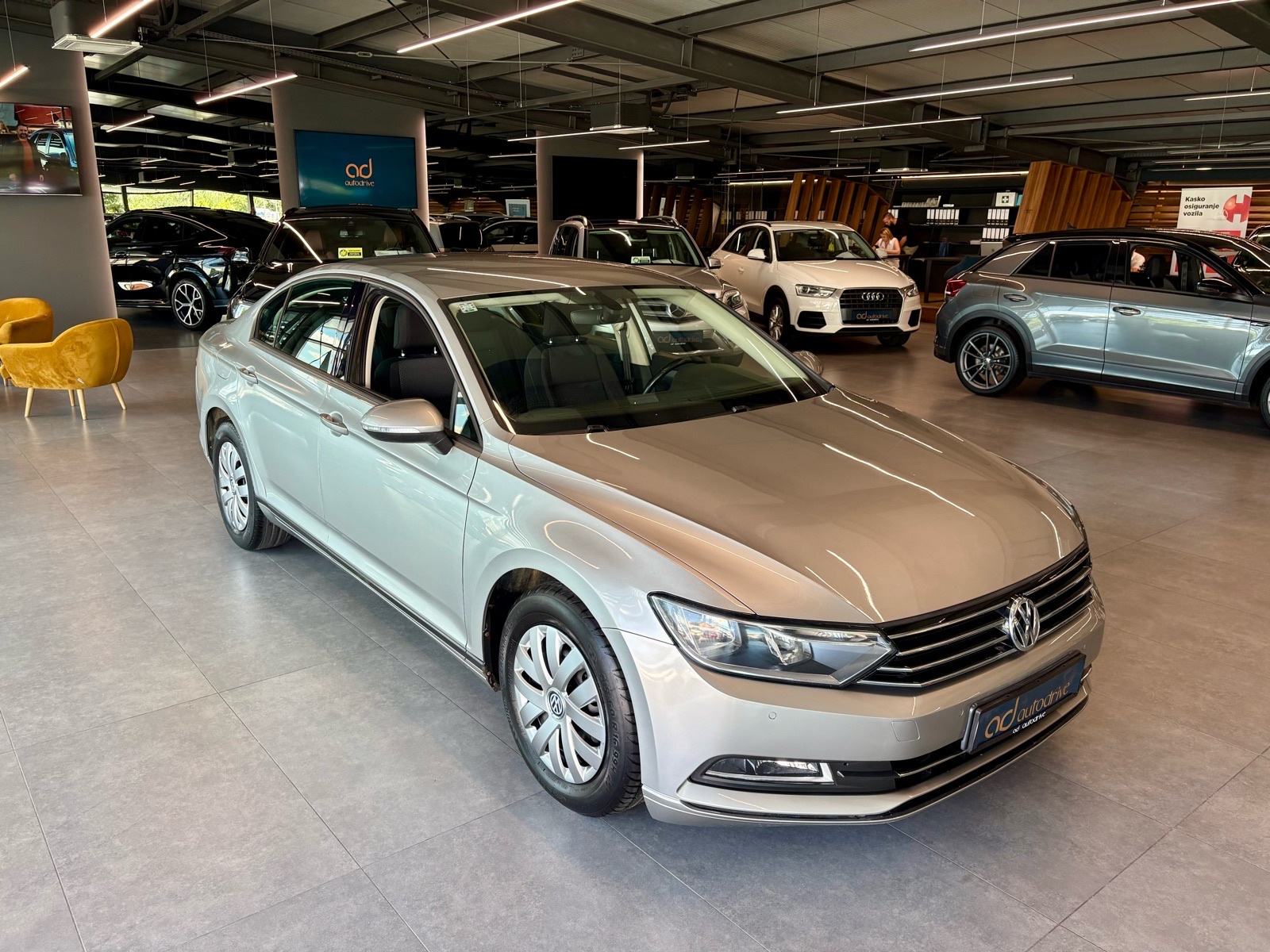 VW Passat 1,6 TDI NAVI • KLIMA • TEMPOMAT • AUTOKREDIT, fotografija 9