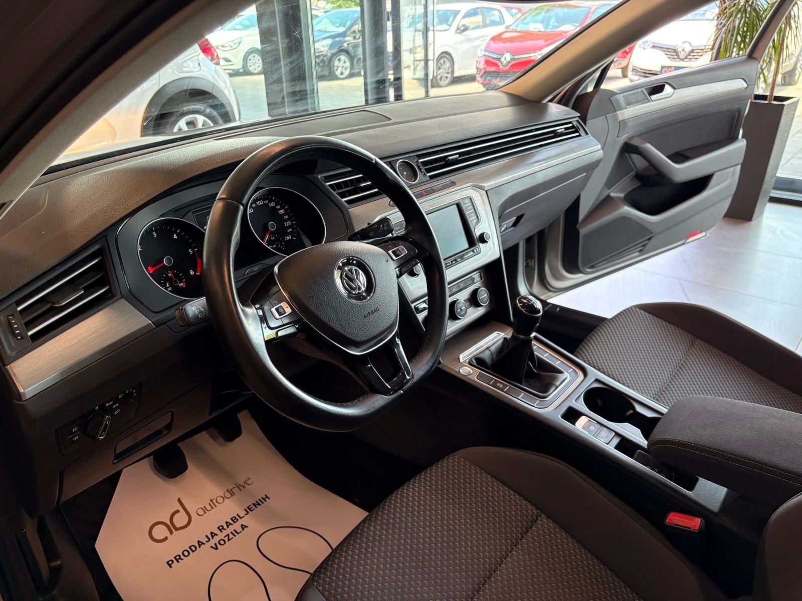 VW Passat 1,6 TDI NAVI • KLIMA • TEMPOMAT • AUTOKREDIT, fotografija 12