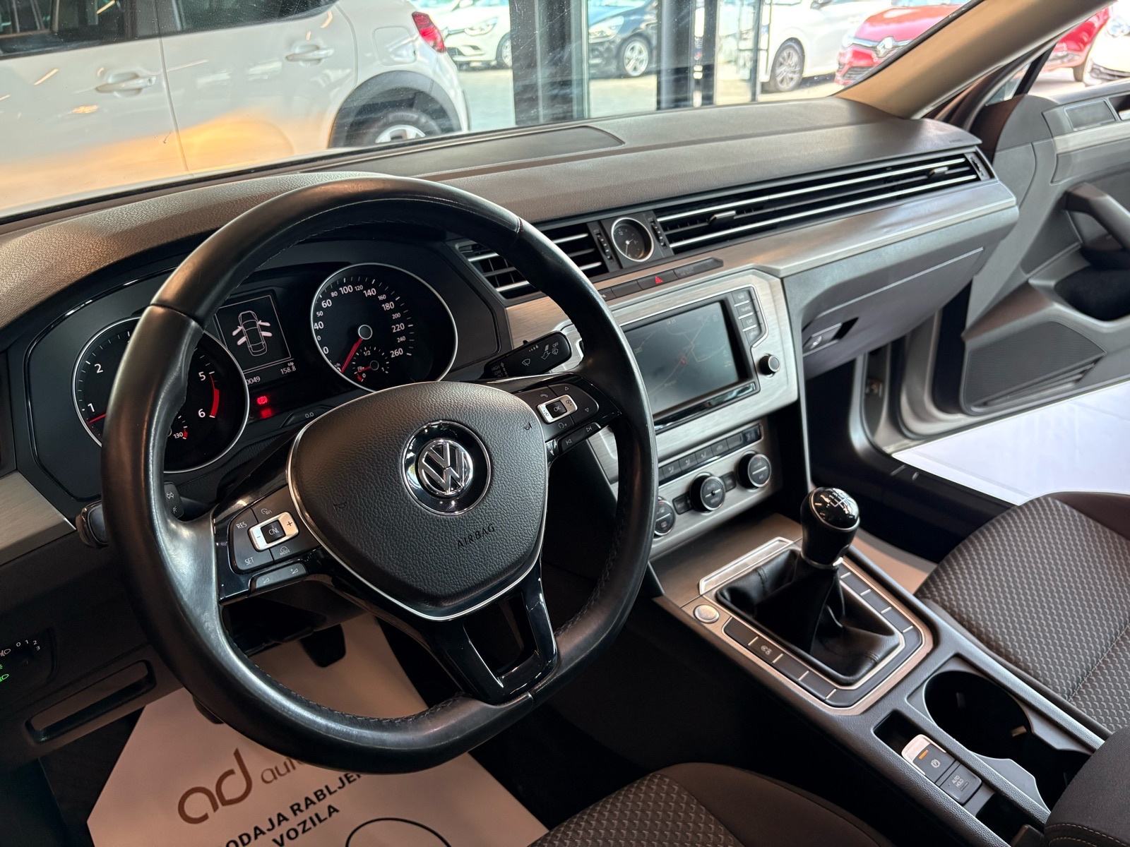 VW Passat 1,6 TDI NAVI • KLIMA • TEMPOMAT • AUTOKREDIT, fotografija 13