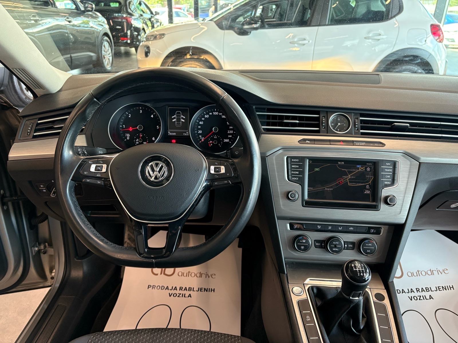 VW Passat 1,6 TDI NAVI • KLIMA • TEMPOMAT • AUTOKREDIT, fotografija 16