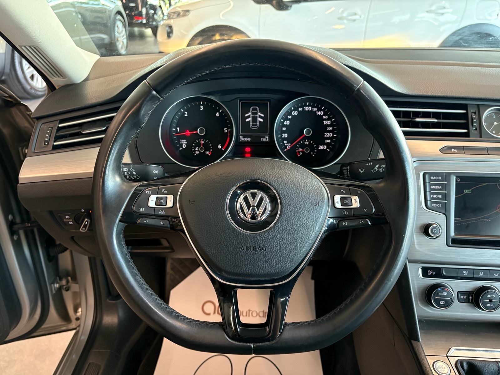 VW Passat 1,6 TDI NAVI • KLIMA • TEMPOMAT • AUTOKREDIT, fotografija 17