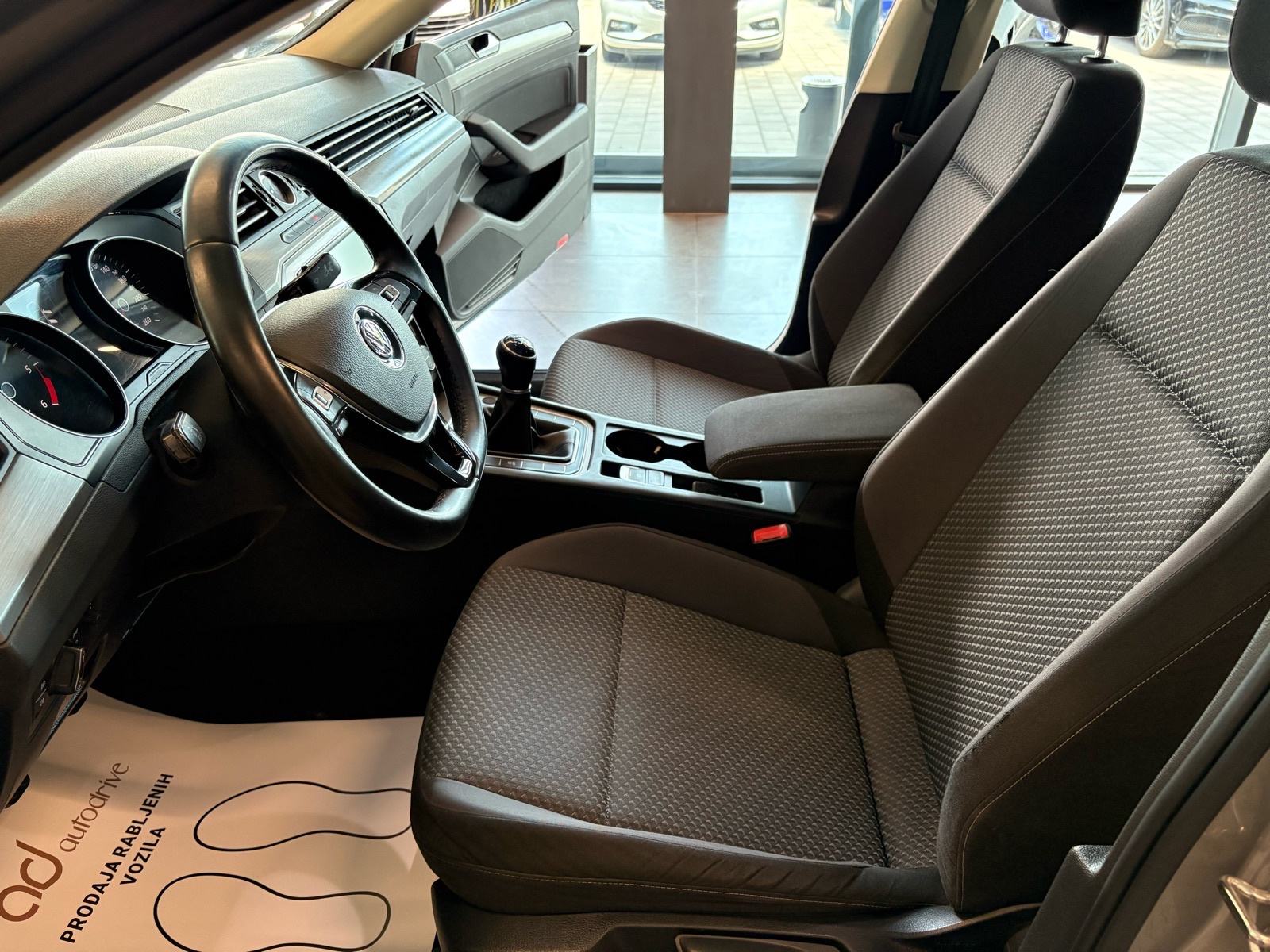 VW Passat 1,6 TDI NAVI • KLIMA • TEMPOMAT • AUTOKREDIT, fotografija 14