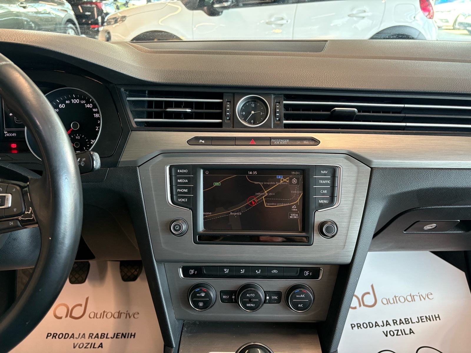 VW Passat 1,6 TDI NAVI • KLIMA • TEMPOMAT • AUTOKREDIT, fotografija 18