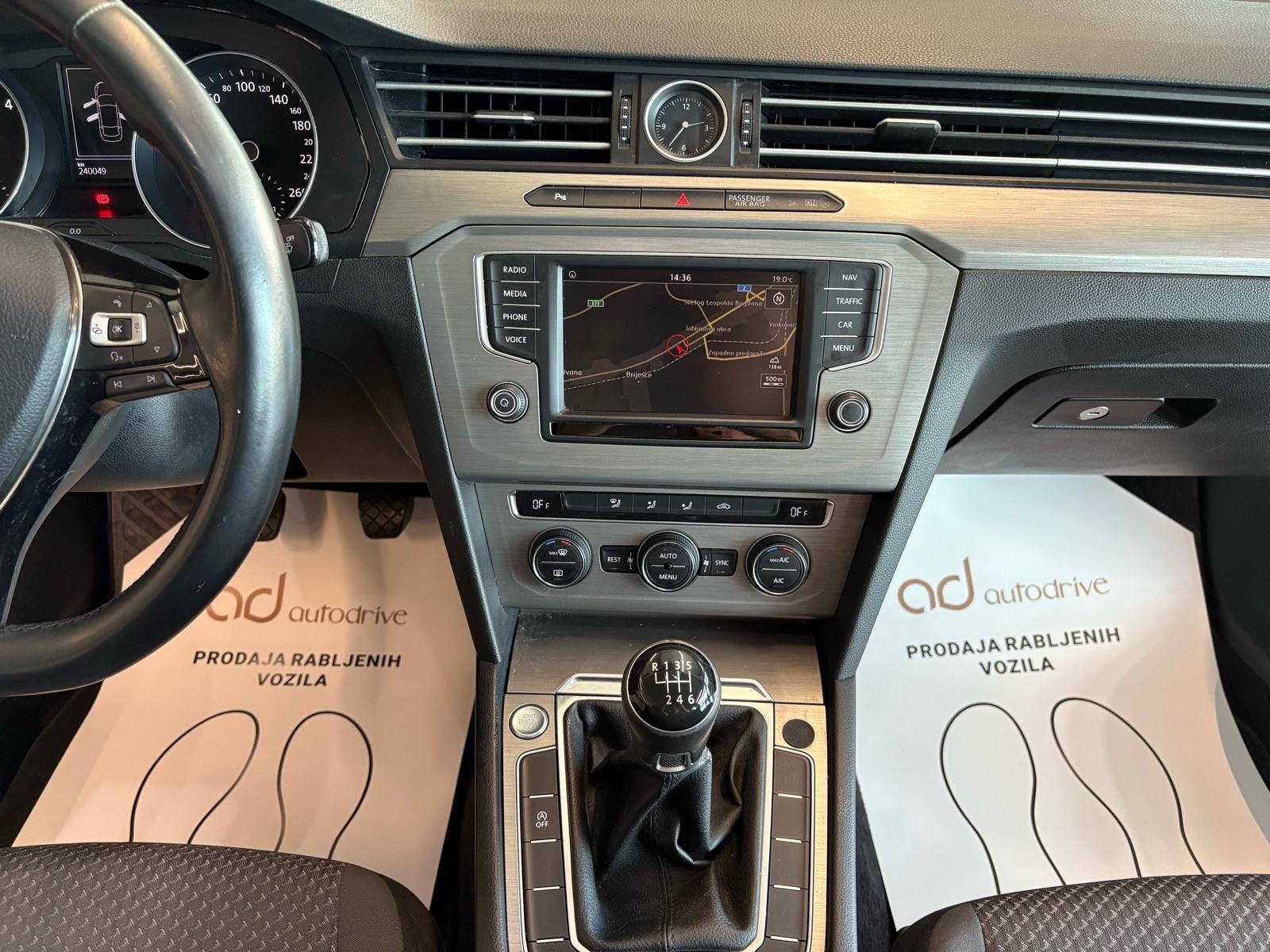 VW Passat 1,6 TDI NAVI • KLIMA • TEMPOMAT • AUTOKREDIT, fotografija 19