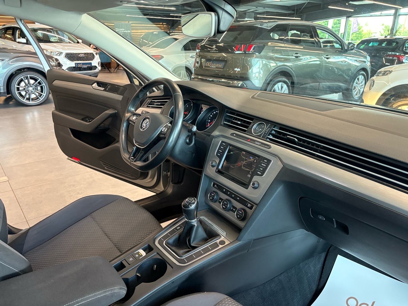 VW Passat 1,6 TDI NAVI • KLIMA • TEMPOMAT • AUTOKREDIT, fotografija 20