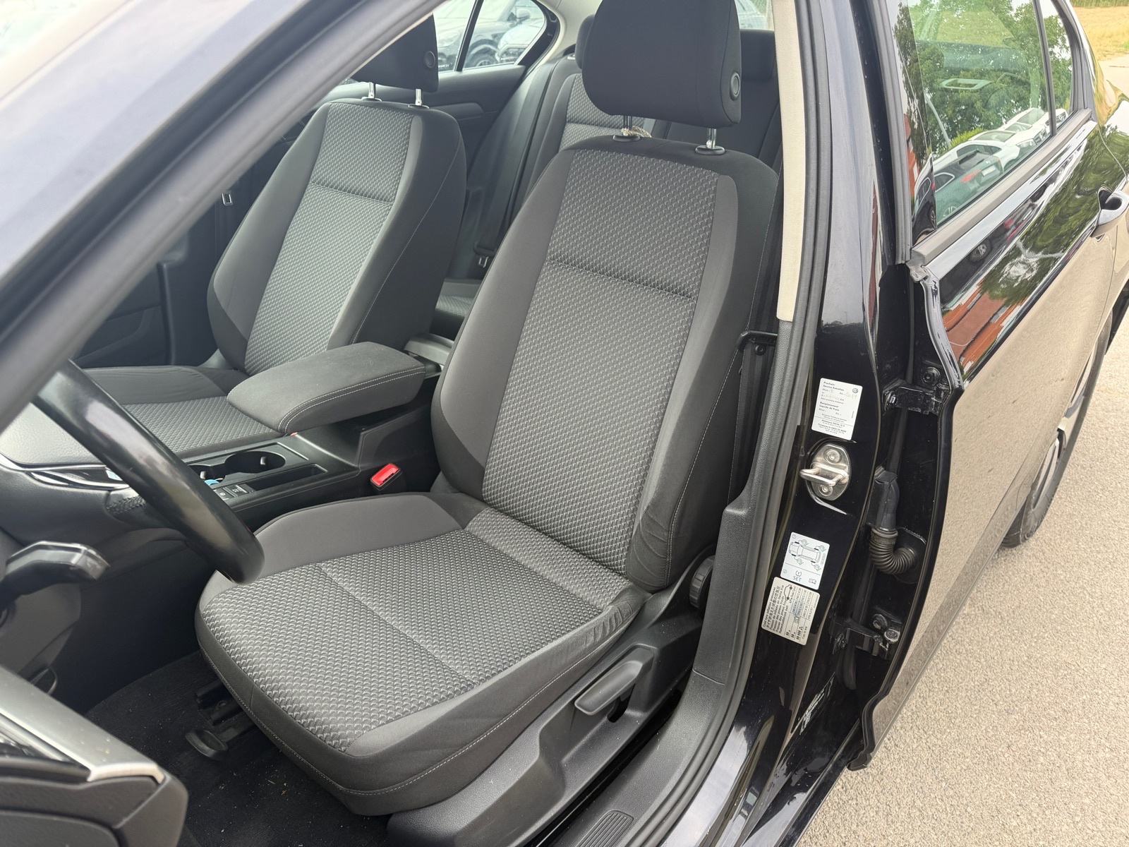 VW Passat 1,6 TDI Navi, Tempomat, Auto klima, Redistriran, Servisna, fotografija 11