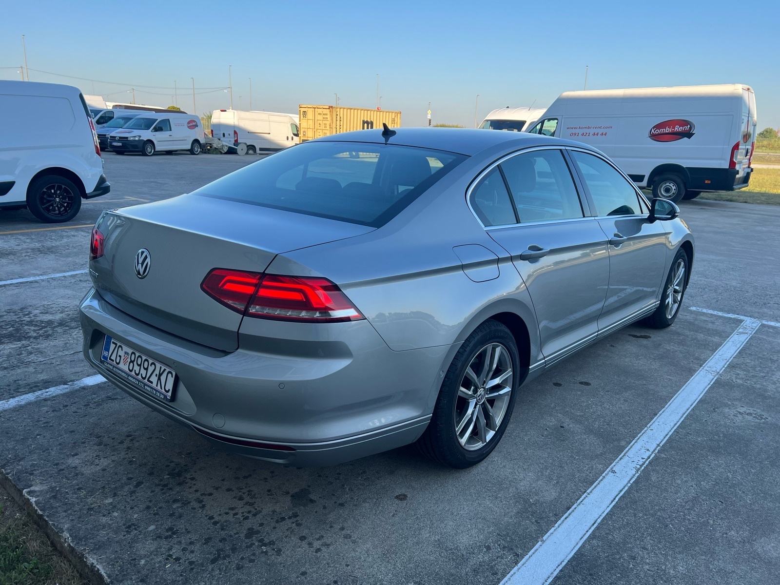 VW Passat 1,6 TDI *REG 11/26* *Puno opreme* *Ljetni + zimski set, fotografija 5