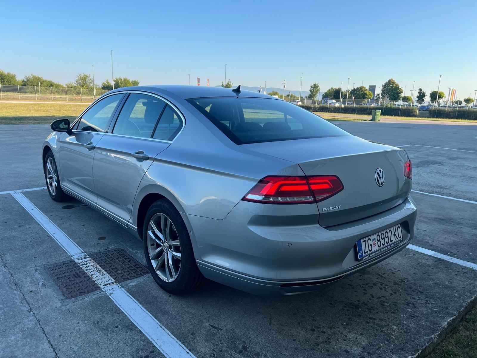 VW Passat 1,6 TDI *REG 11/26* *Puno opreme* *Ljetni + zimski set, fotografija 7