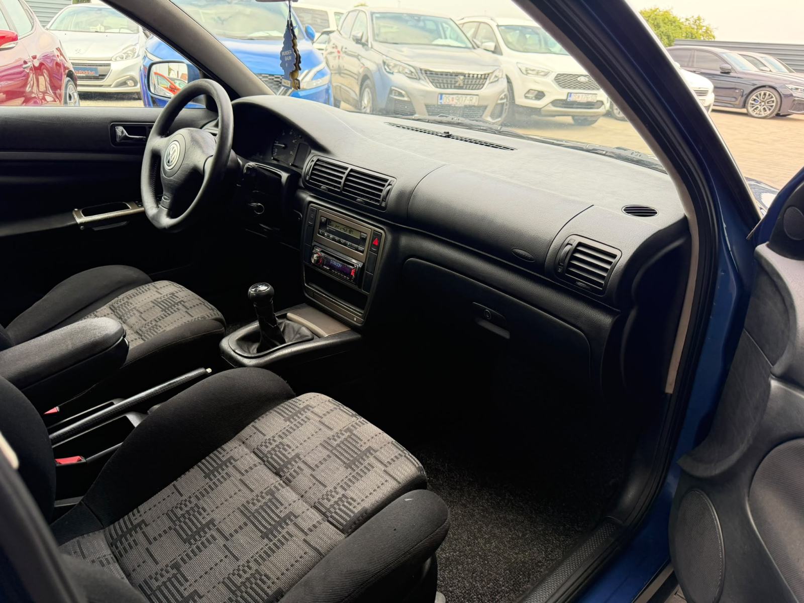 VW Passat 1.9 TDI - REGISTRIRAN - AUTOMATSKA KLIMA - AUTOKREDIT, fotografija 14