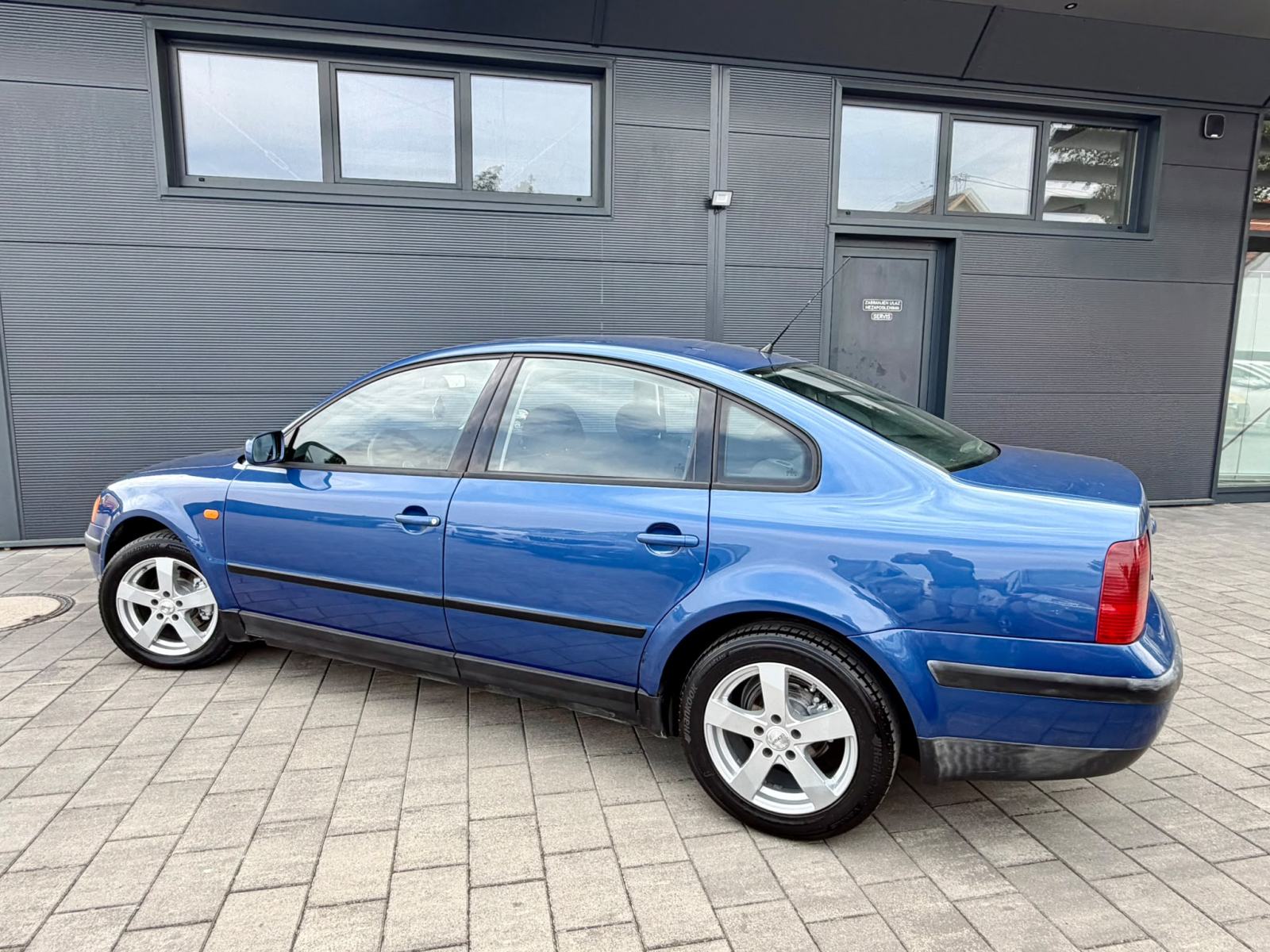 VW Passat 1.9 TDI - REGISTRIRAN - AUTOMATSKA KLIMA - AUTOKREDIT, fotografija 4