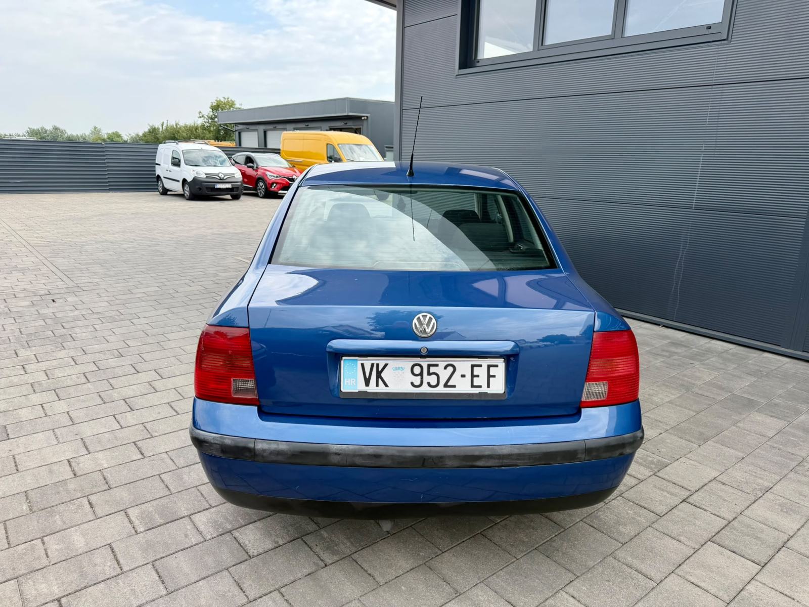 VW Passat 1.9 TDI - REGISTRIRAN - AUTOMATSKA KLIMA - AUTOKREDIT, fotografija 6