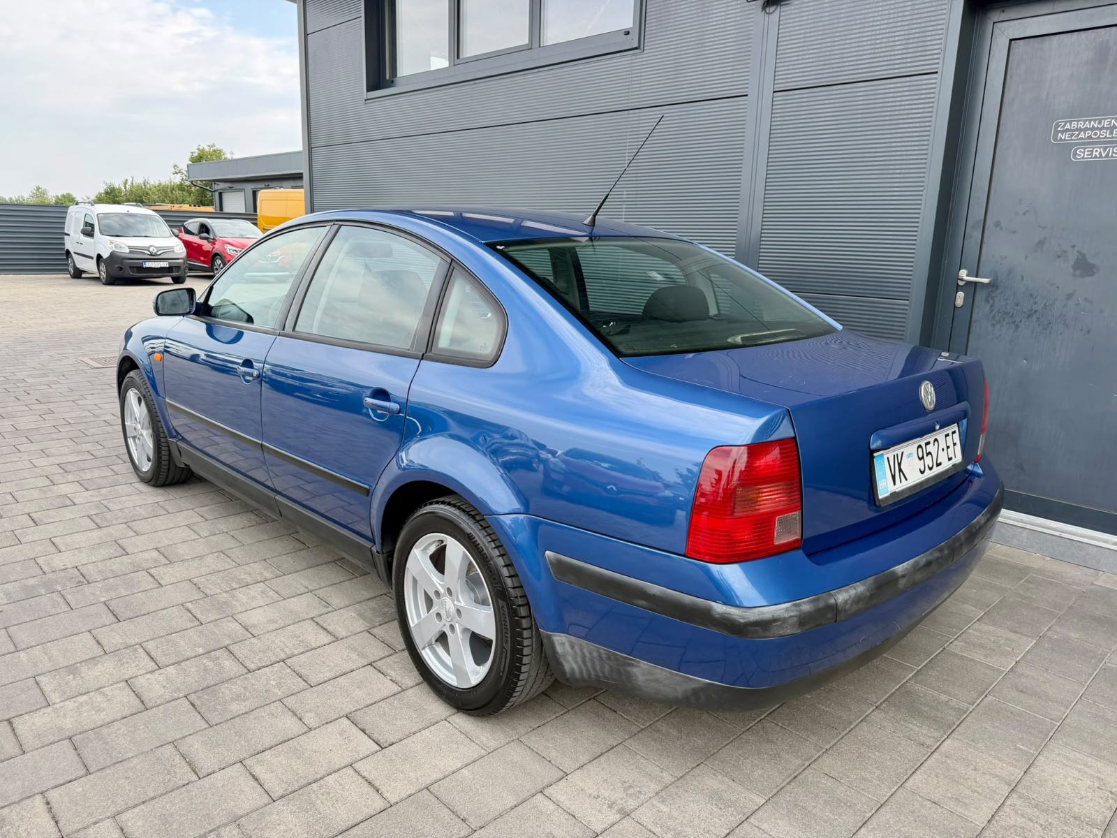 VW Passat 1.9 TDI - REGISTRIRAN - AUTOMATSKA KLIMA - AUTOKREDIT, fotografija 5