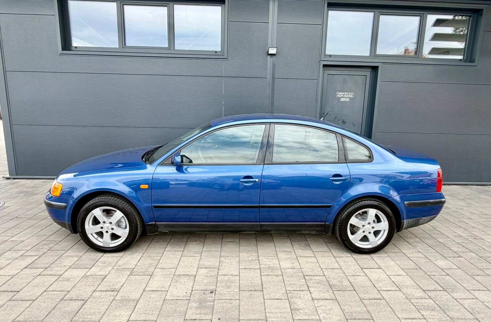 VW Passat 1.9 TDI - REGISTRIRAN - AUTOMATSKA KLIMA - AUTOKREDIT, fotografija 2