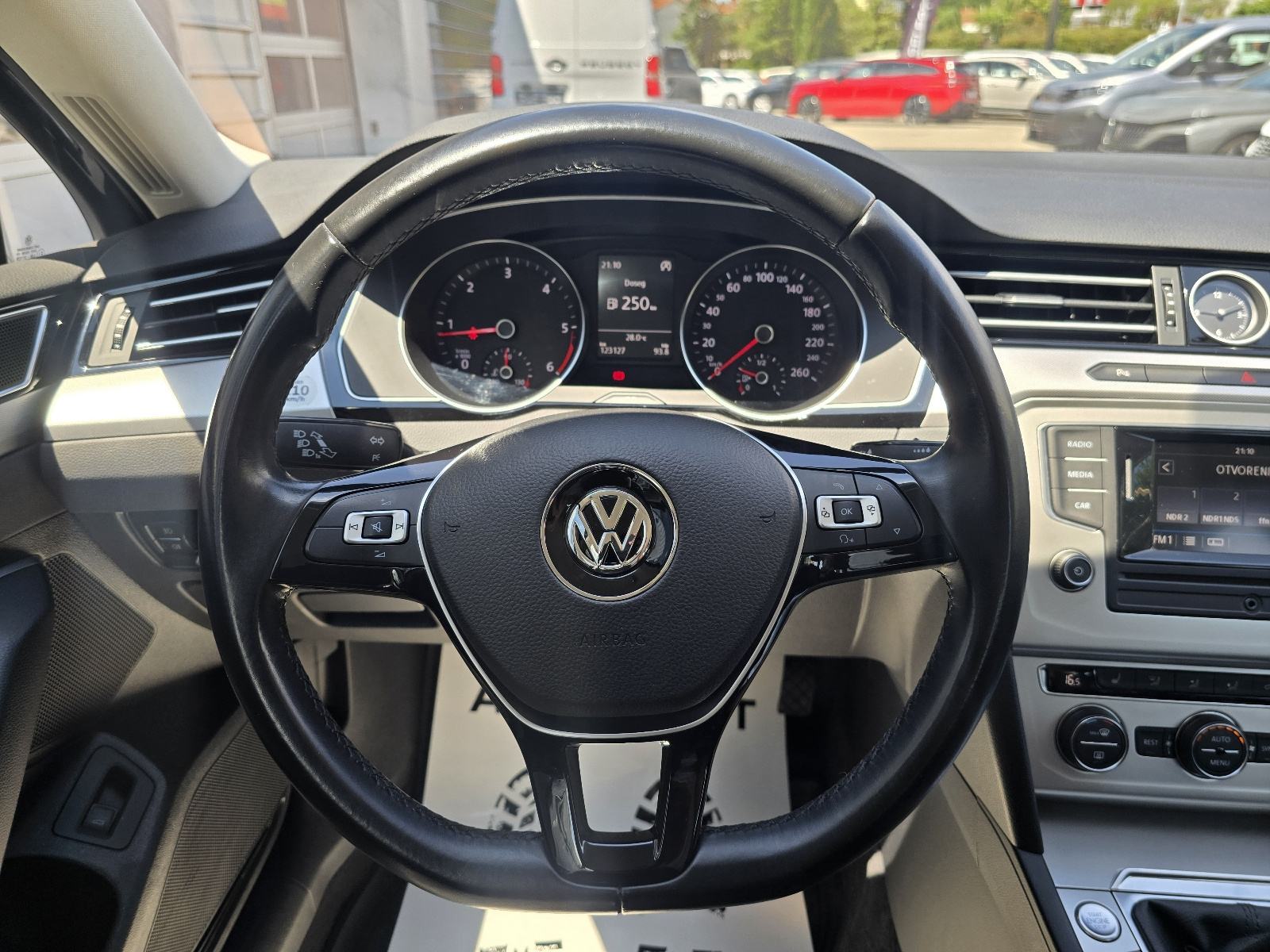VW Passat 2.0 TDI - 2016 - 120000km - SERVISNA - GARANCIJA - REG1GOD, fotografija 11