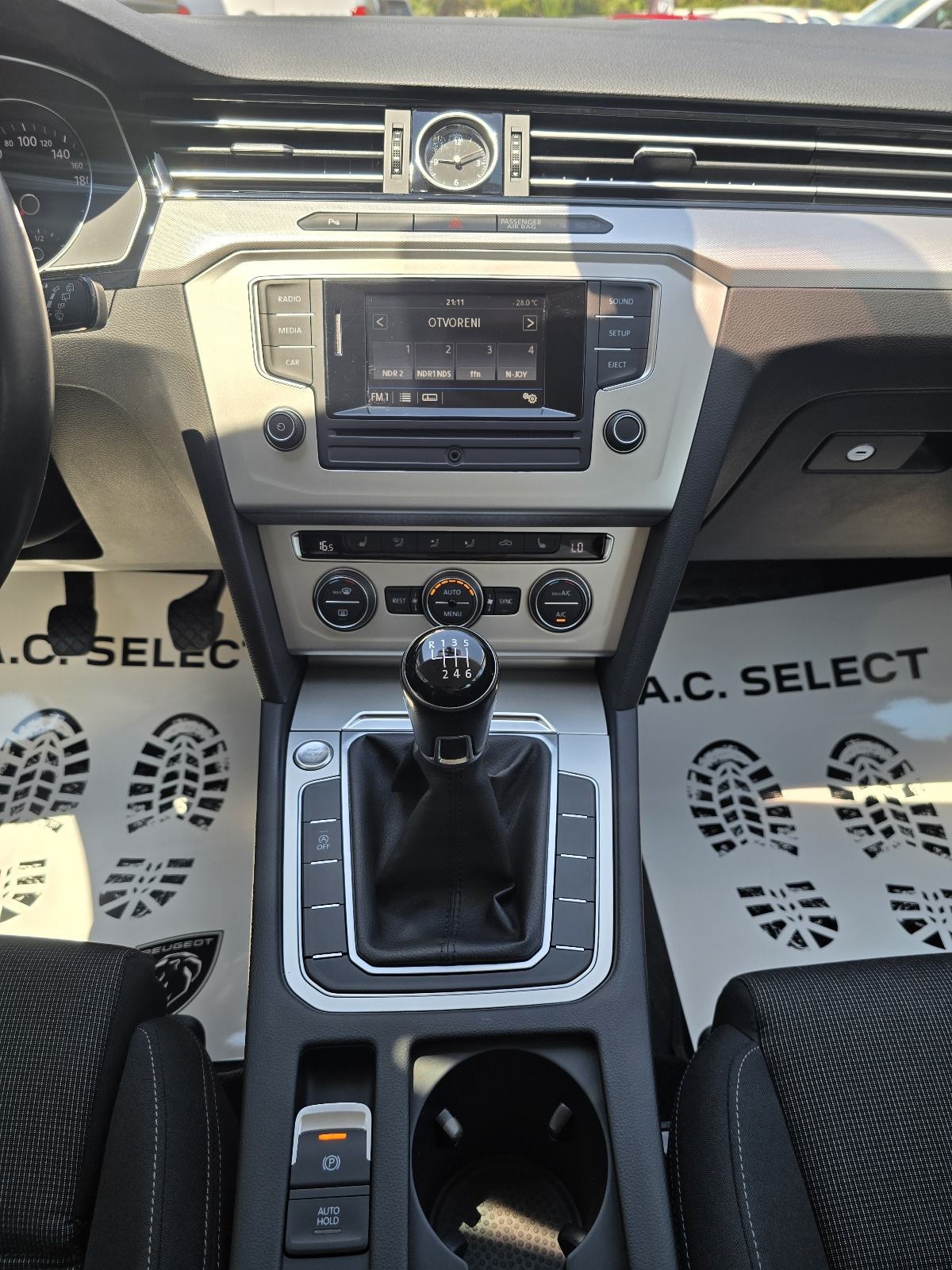 VW Passat 2.0 TDI - 2016 - 120000km - SERVISNA - GARANCIJA - REG1GOD, fotografija 13