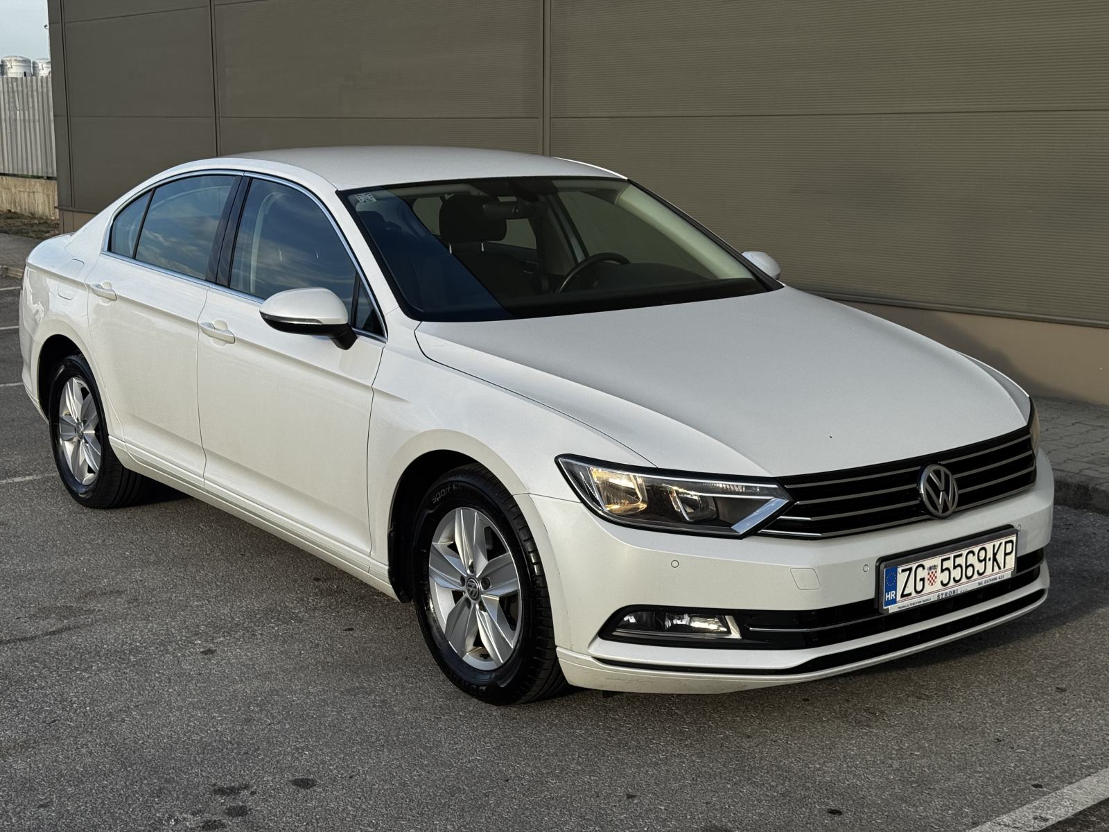 VW Passat 2,0 TDI BMT DSG HR AUTO SERVISNA REG 09/27, fotografija 3