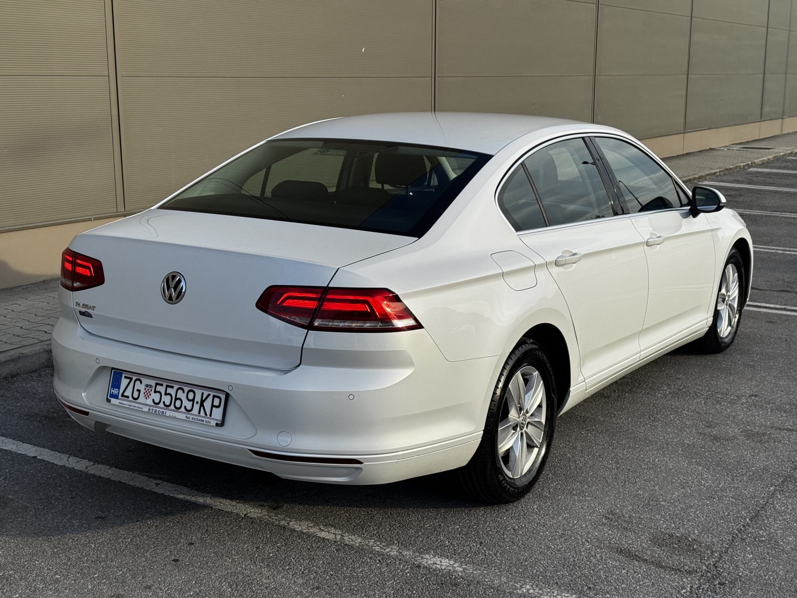 VW Passat 2,0 TDI BMT DSG HR AUTO SERVISNA REG 09/27, fotografija 4