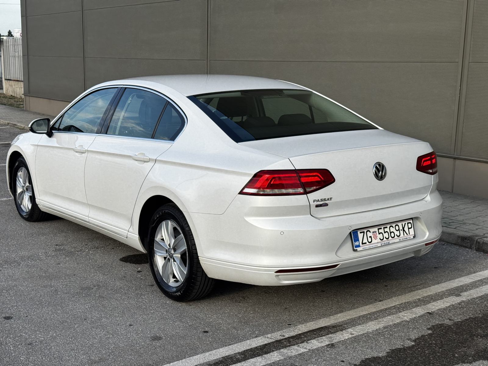 VW Passat 2,0 TDI BMT DSG HR AUTO SERVISNA REG 09/27, fotografija 5