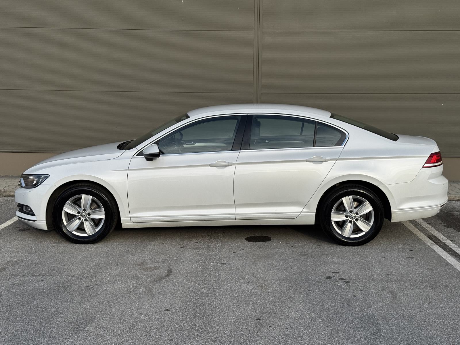 VW Passat 2,0 TDI BMT DSG HR AUTO SERVISNA REG 09/27, fotografija 7