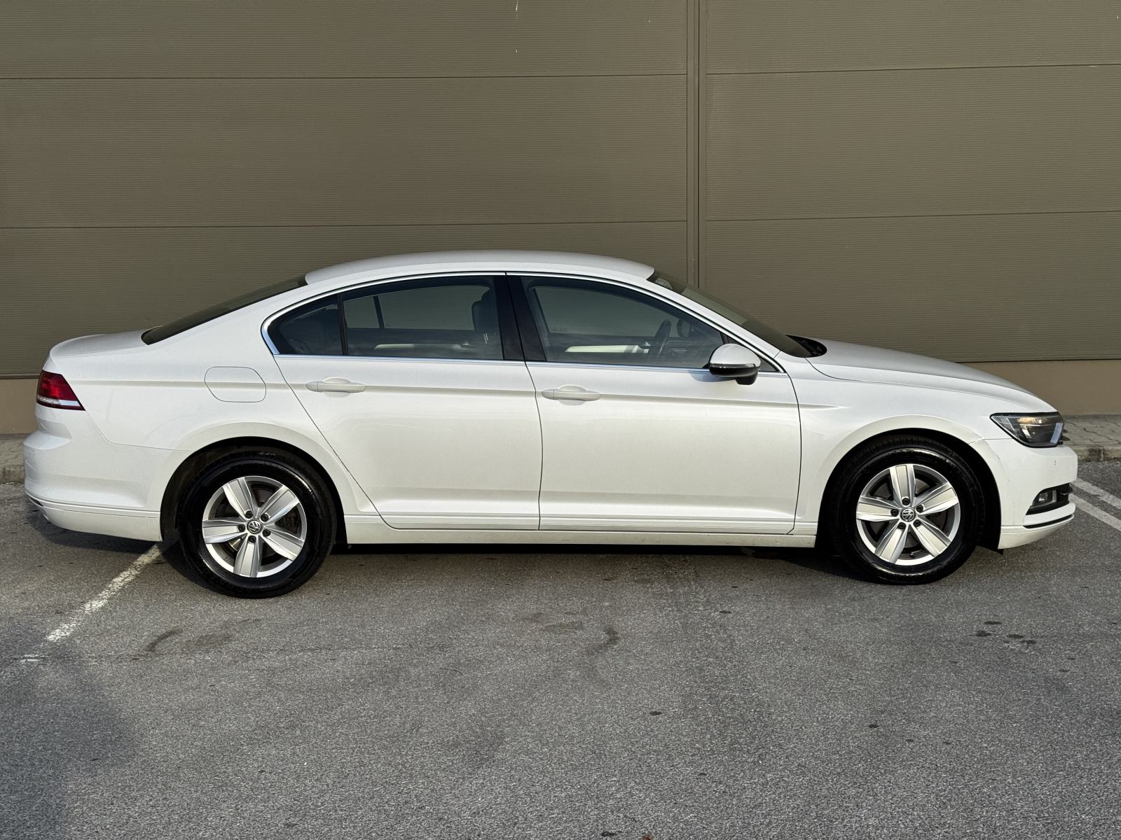 VW Passat 2,0 TDI BMT DSG HR AUTO SERVISNA REG 09/27, fotografija 8
