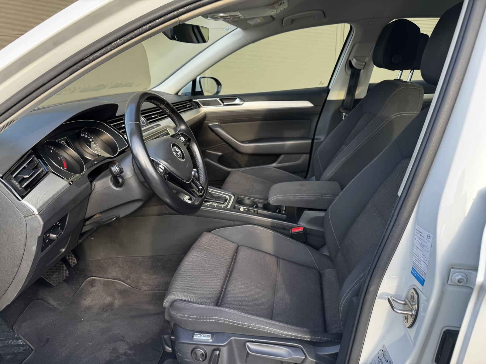 VW Passat 2,0 TDI BMT DSG HR AUTO SERVISNA REG 09/27, fotografija 9