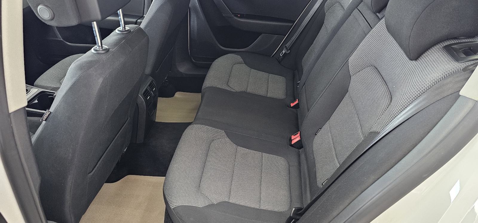 VW Passat 2,0 TDI COMFORTLINE,HR AUTO,VELIKI SERVIS, fotografija 11