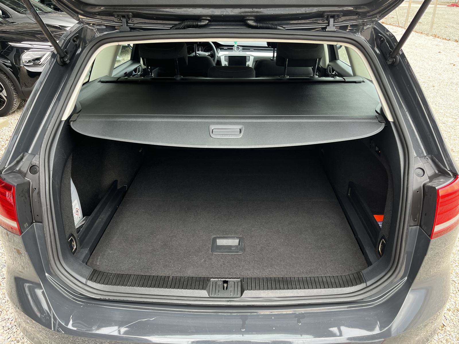 VW Passat 2,0 TDI DSG - NAVI,2xPDC,FRONT ASSIST, REG. 07/2026, fotografija 9
