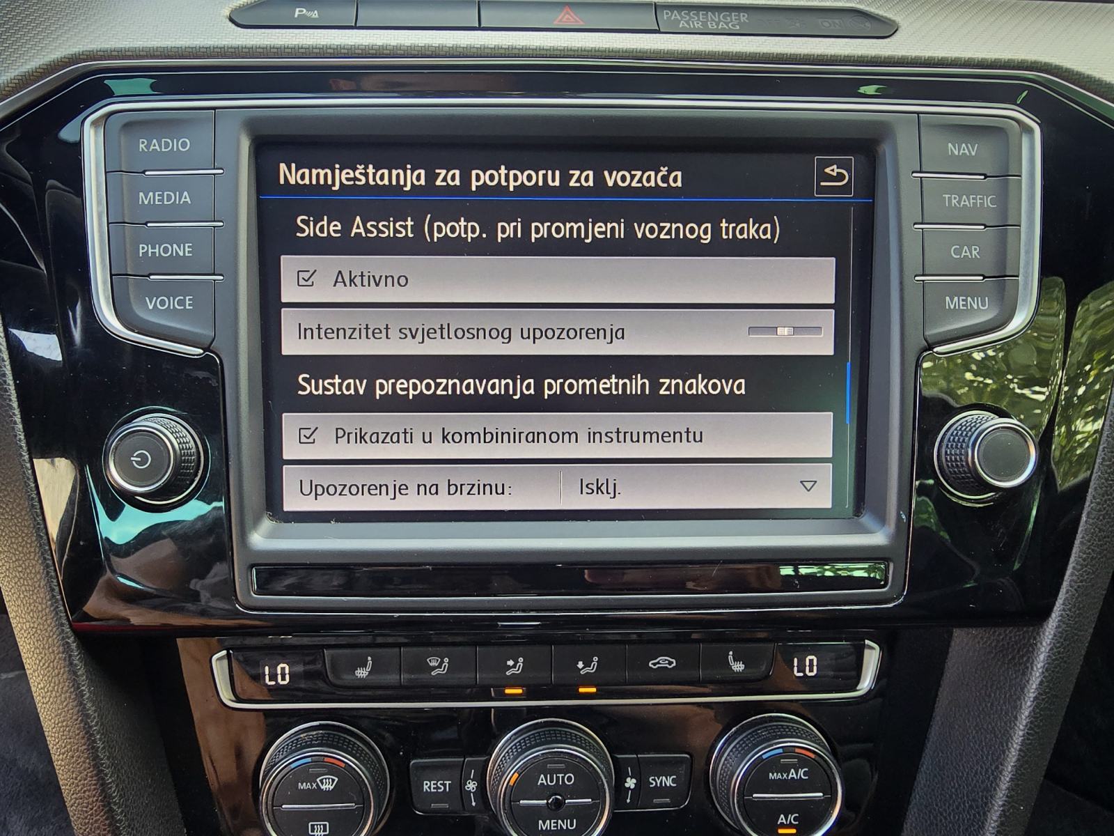 VW Passat 3x R-Line - Full Oprema - Reg. do 07/27 *140kW*, fotografija 16