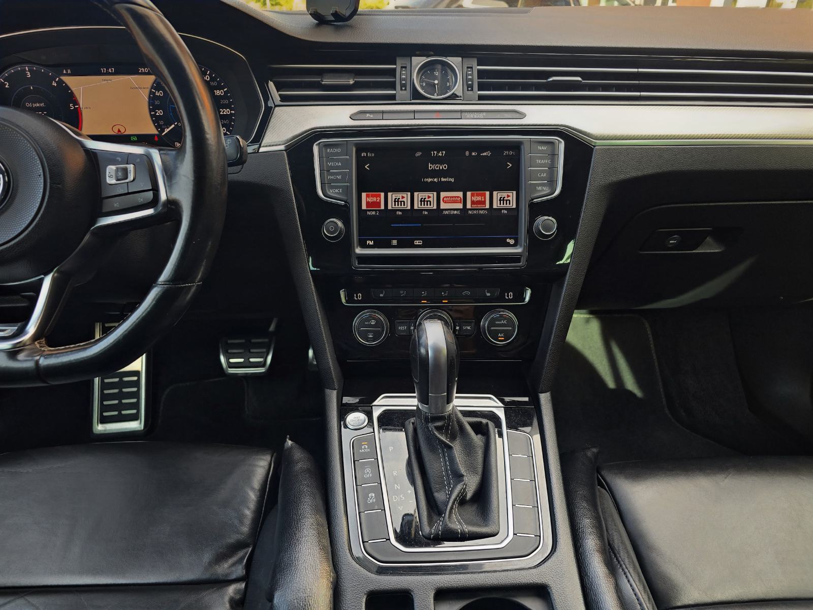VW Passat 3x R-Line - Full Oprema - Reg. do 07/27 *140kW*, fotografija 12